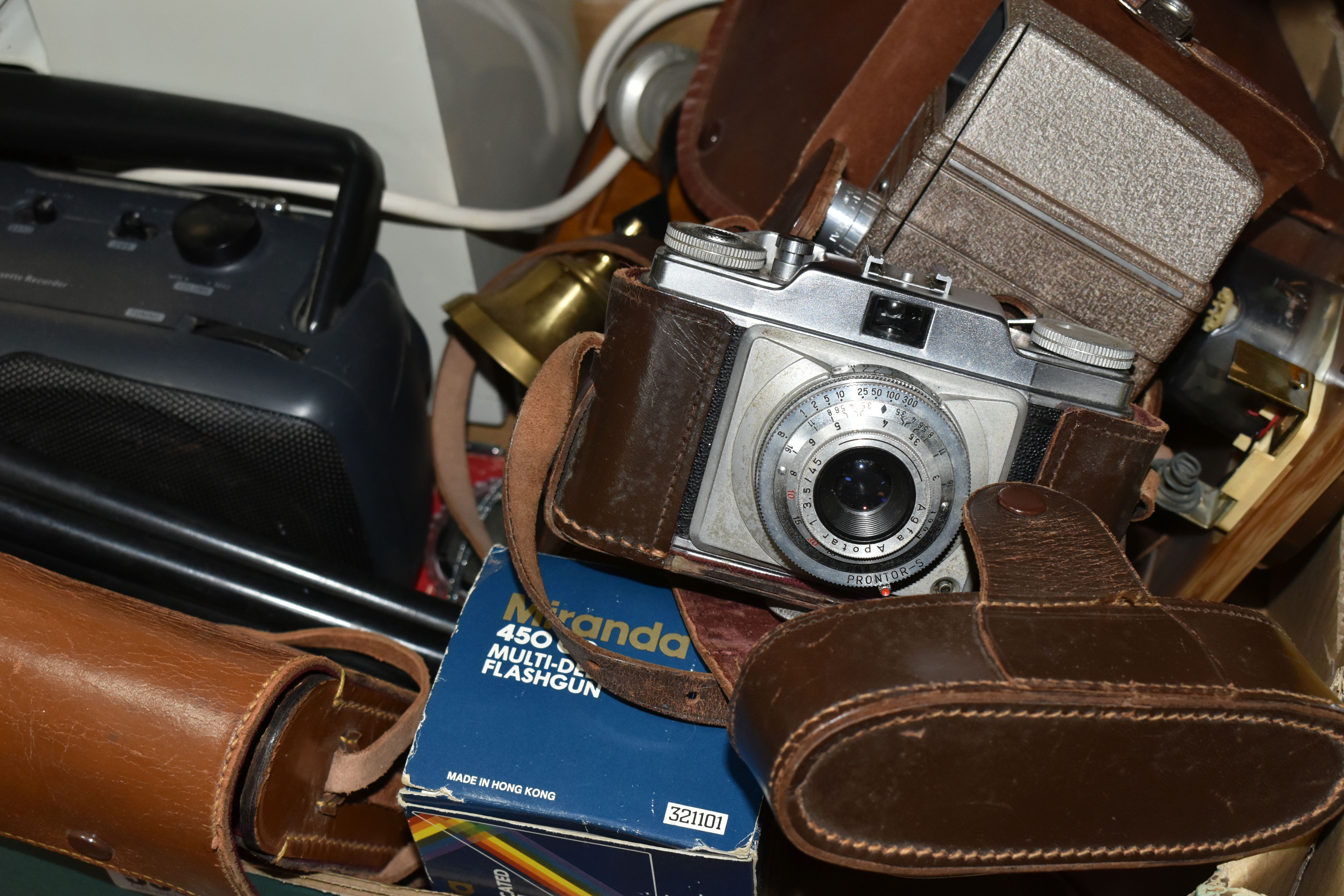 A BOX AND LOOSE PHOTOGRAPHIC AND SUNDRY ITEMS, to include a cased Agfa Silette 35mm camera, a - Image 3 of 4