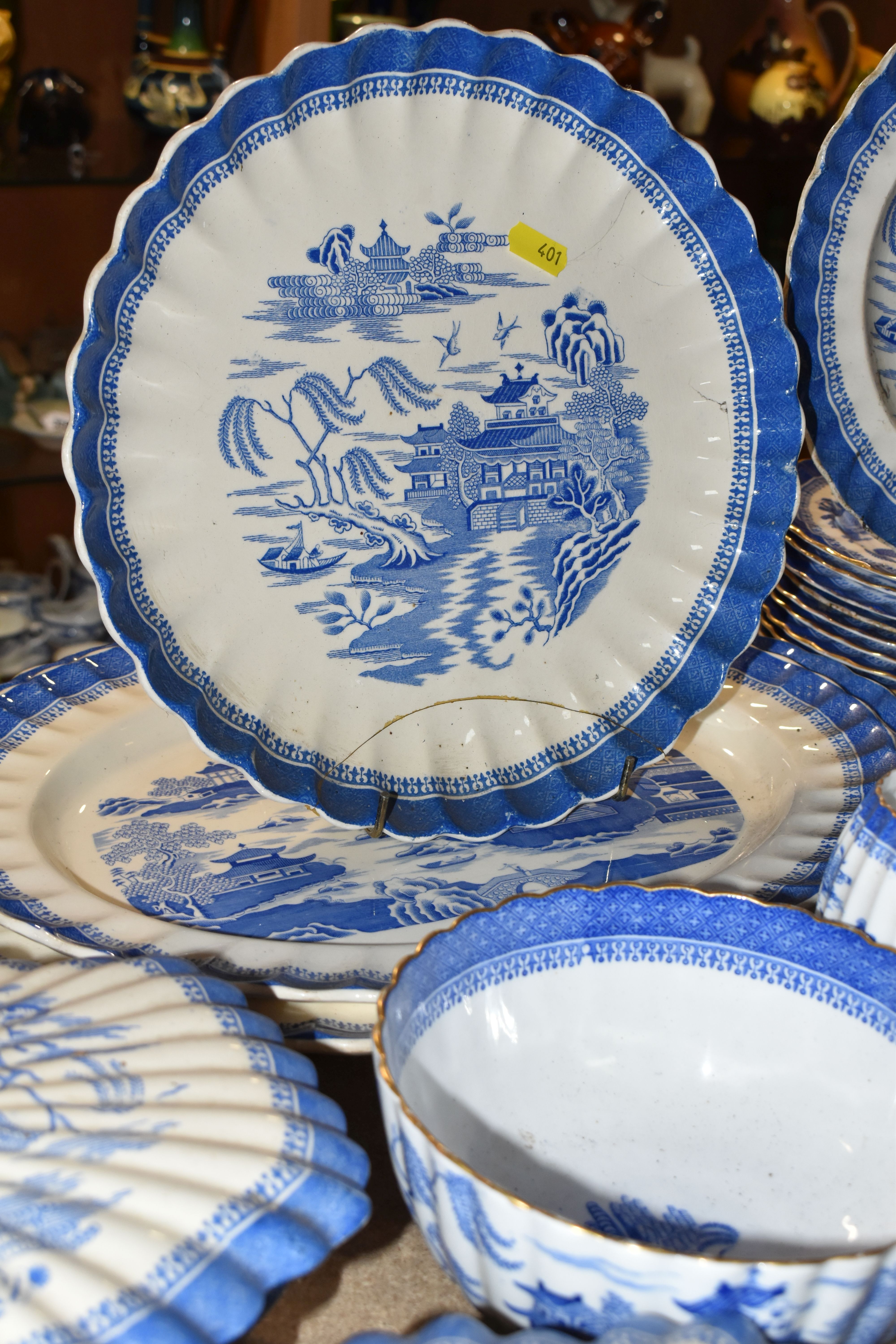 A VARIETY OF SPODE COPELAND 'MANDARIN BLUE WILLOW, DINNERWARE, including six tea cups and six - Image 5 of 10