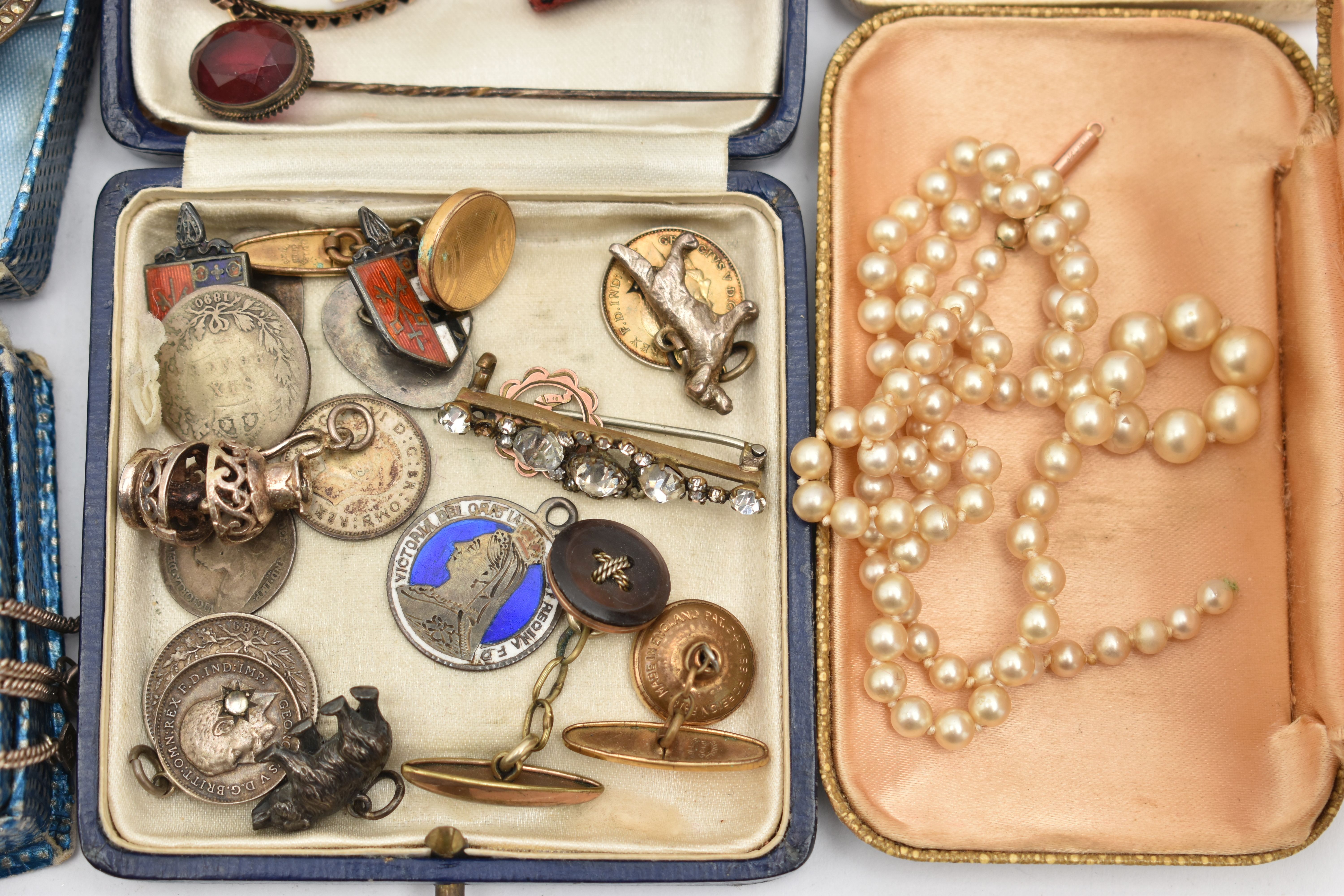 A BAG OF ASSORTED ITEMS, to include a gold plated, carved conch shell cameo brooch, a gents ' - Image 3 of 5