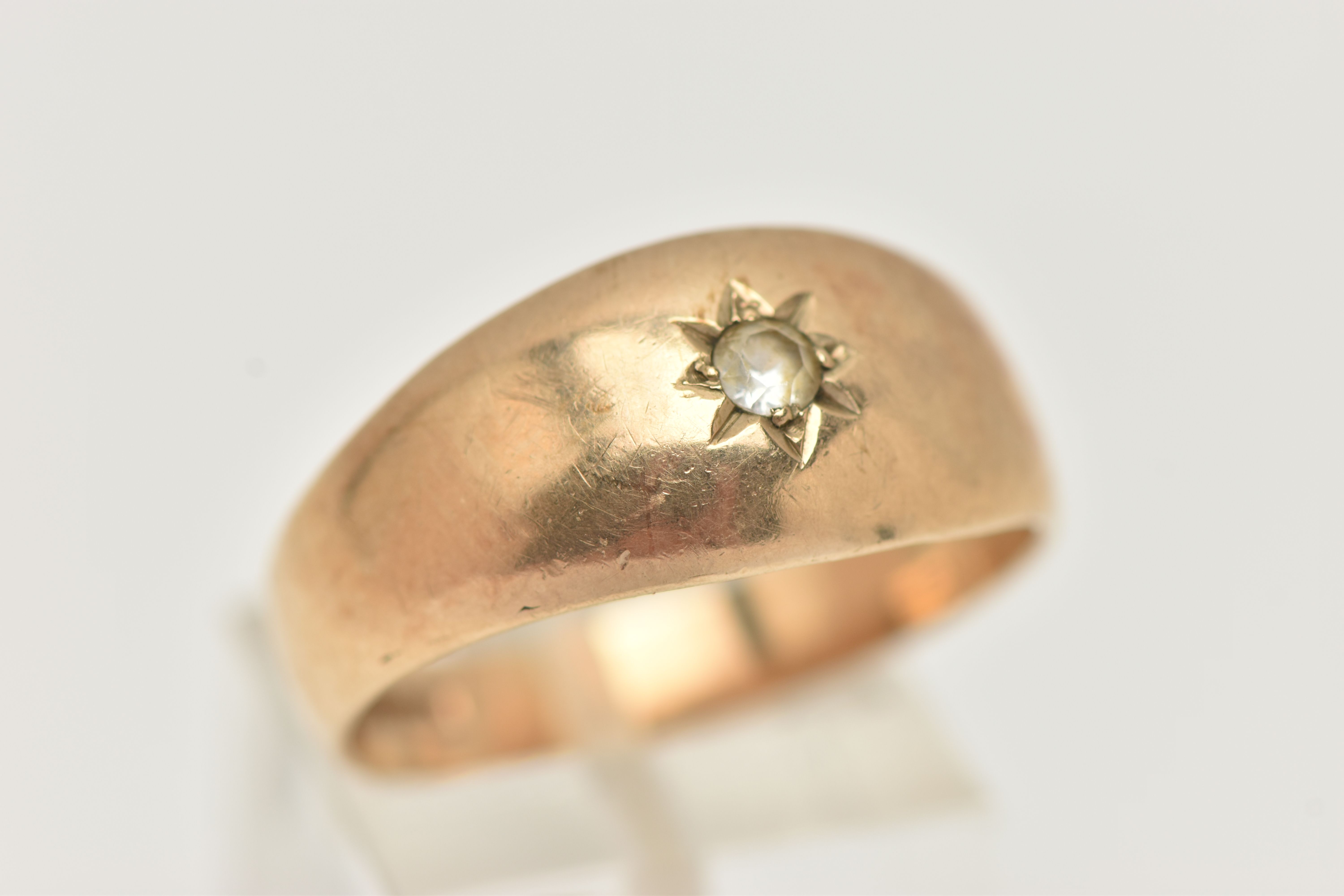 A GENTS 9CT GOLD SIGNET RING, set with a circular cut colourless spinel, in a star setting, polished - Image 4 of 4