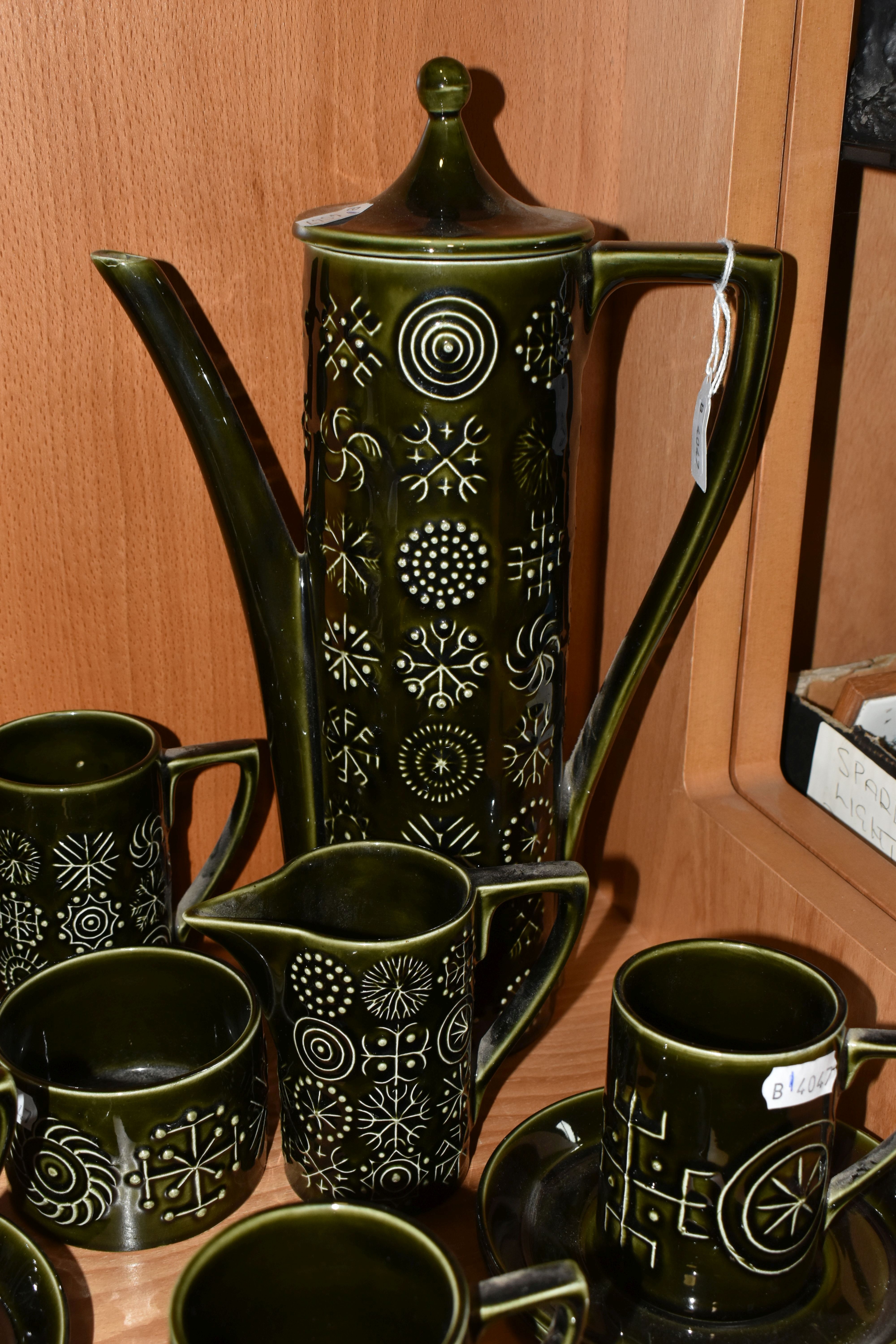 A COLLECTION OF PORTMEIRION TOTEM AND RIDGWAY HOMEMAKER VINTAGE TABLEWARE, comprising a sixteen - Image 2 of 9