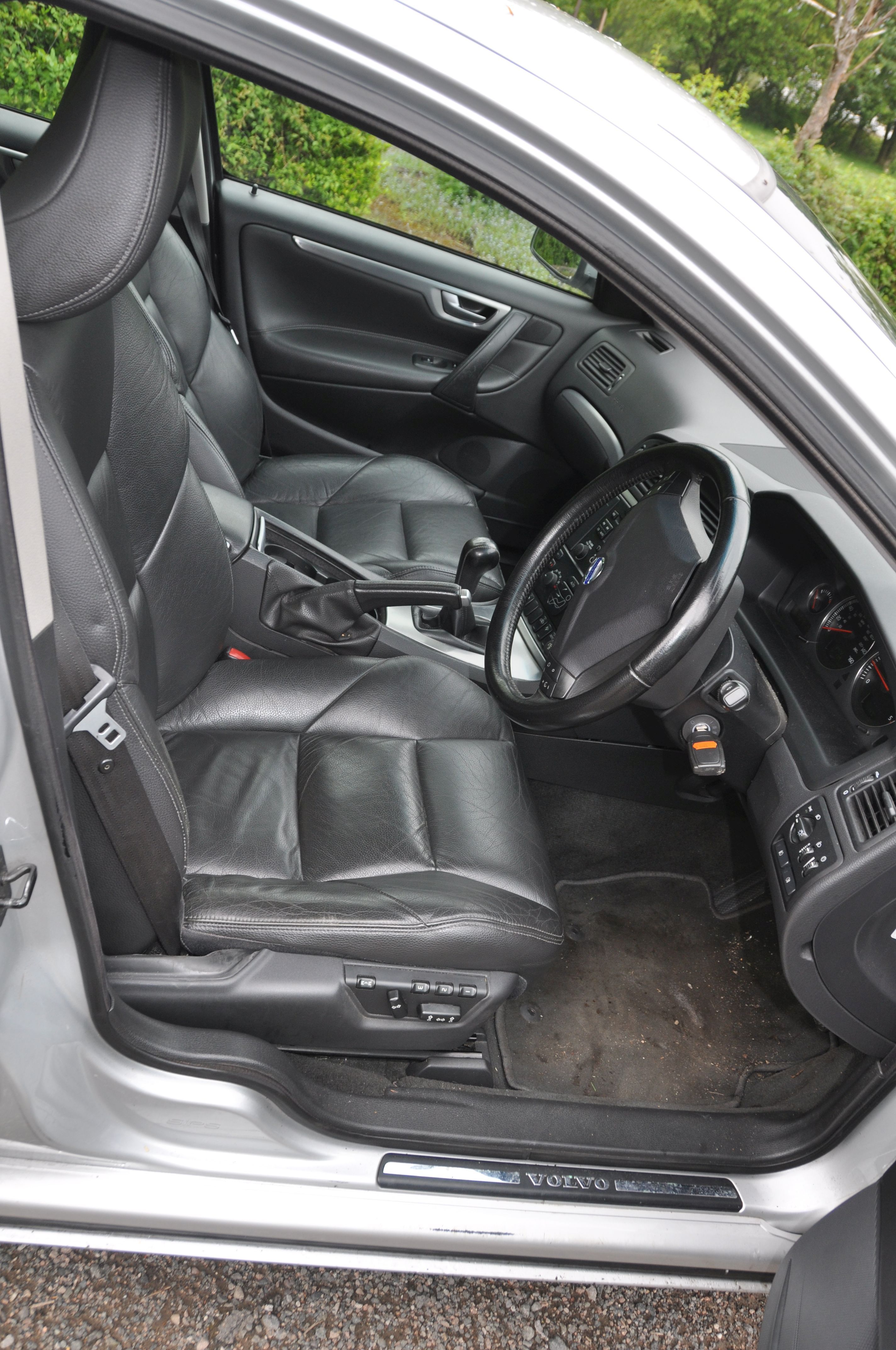 A 2004 VOLVO S60 D5 SE FOUR DOOR SALOON CAR IN SILVER, with a 2401cc diesel engine, 5 speed manual - Image 6 of 16