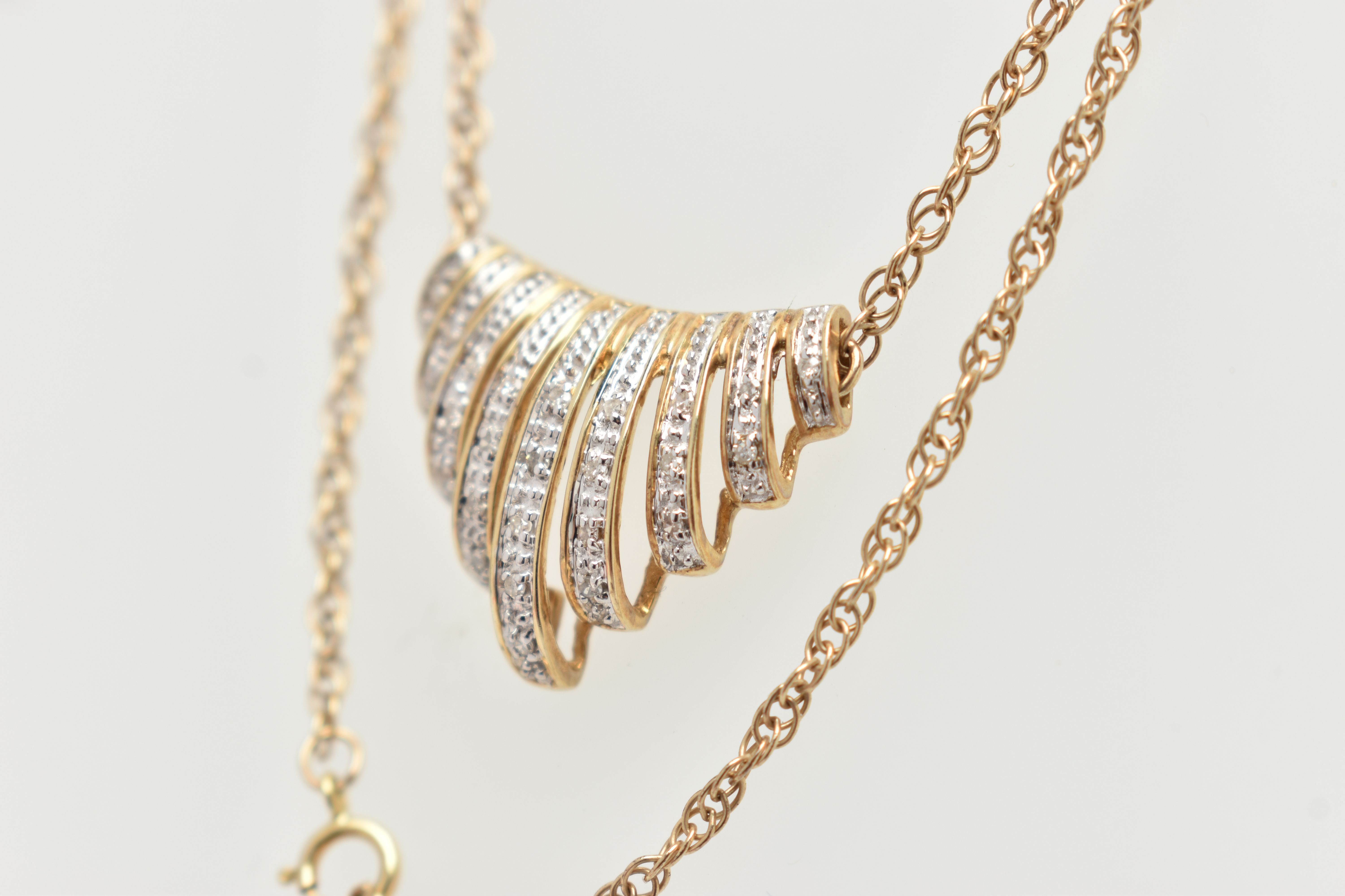 A 9CT GOLD DIAMOND NECKLACE, designed as a central panel of graduated lines set with single cut - Bild 4 aus 5