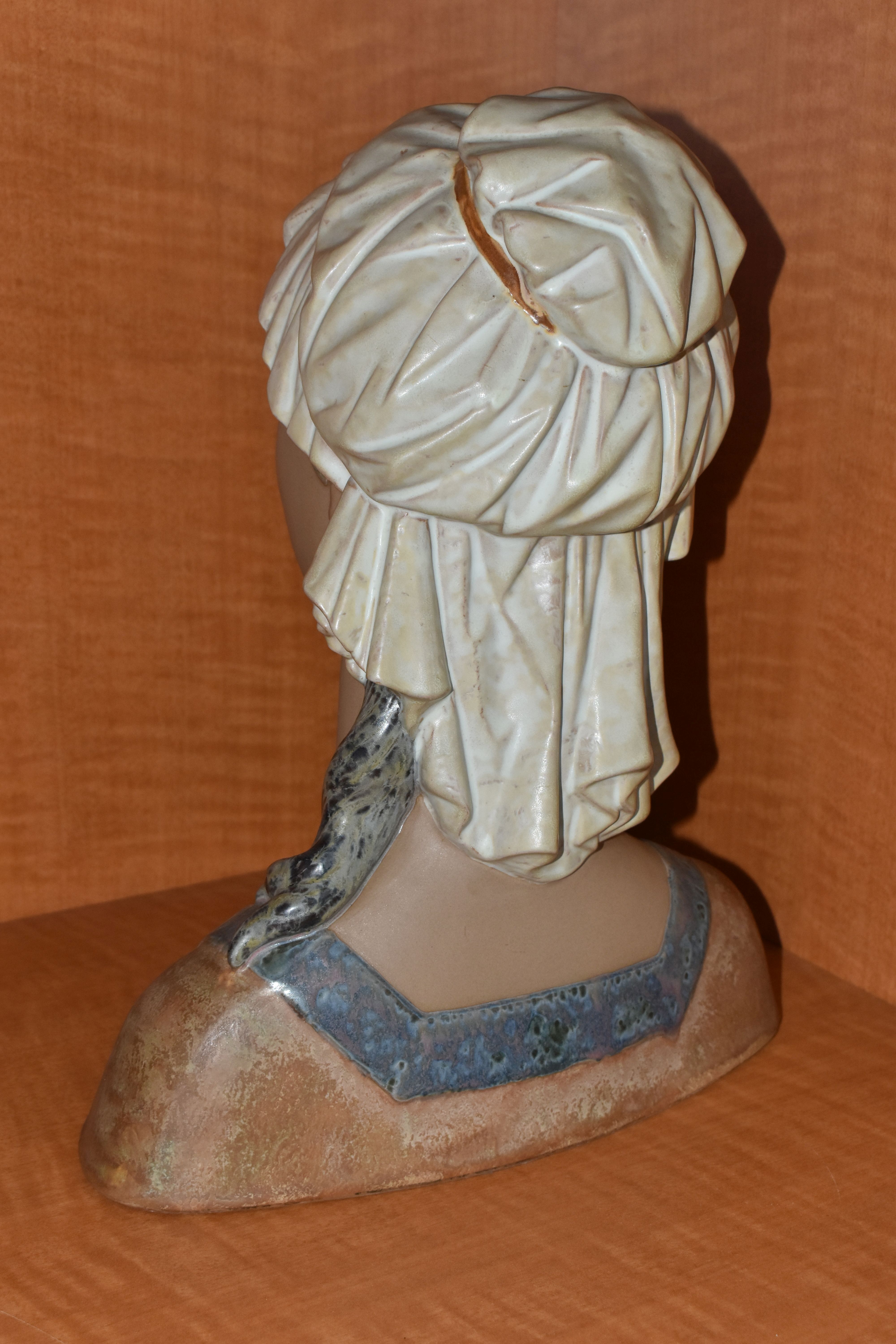 A LLADRO GRES BUST OF 'LITTLE GIRL', no.2024, sculpted by Fulgencio Garcia, issued 1971-1985, height - Image 5 of 7