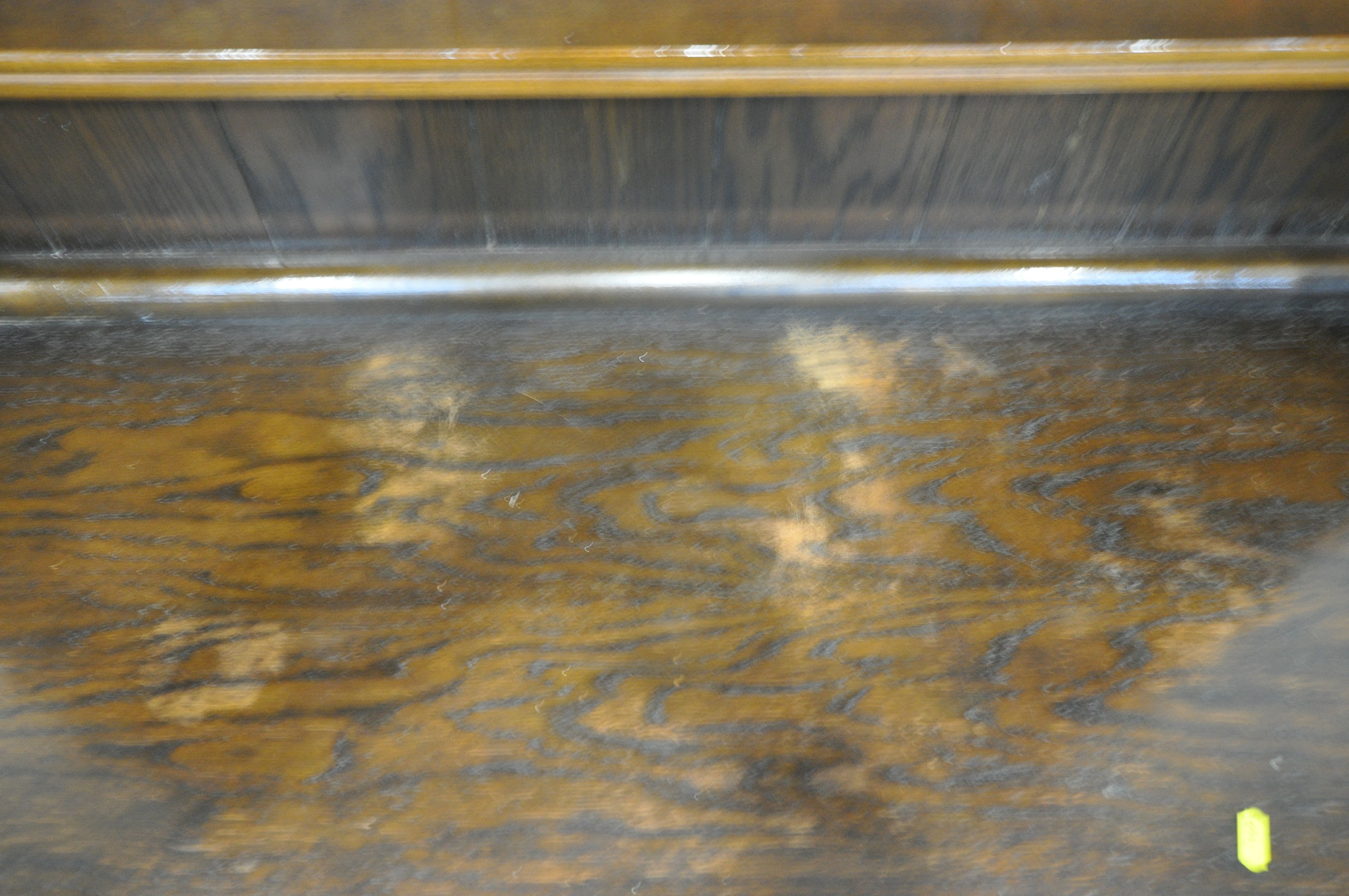 A 20TH CENTURY OAK GATE LEG TABLE, open width 148cm x closed width 44cm x depth 91cm x height - Bild 4 aus 4