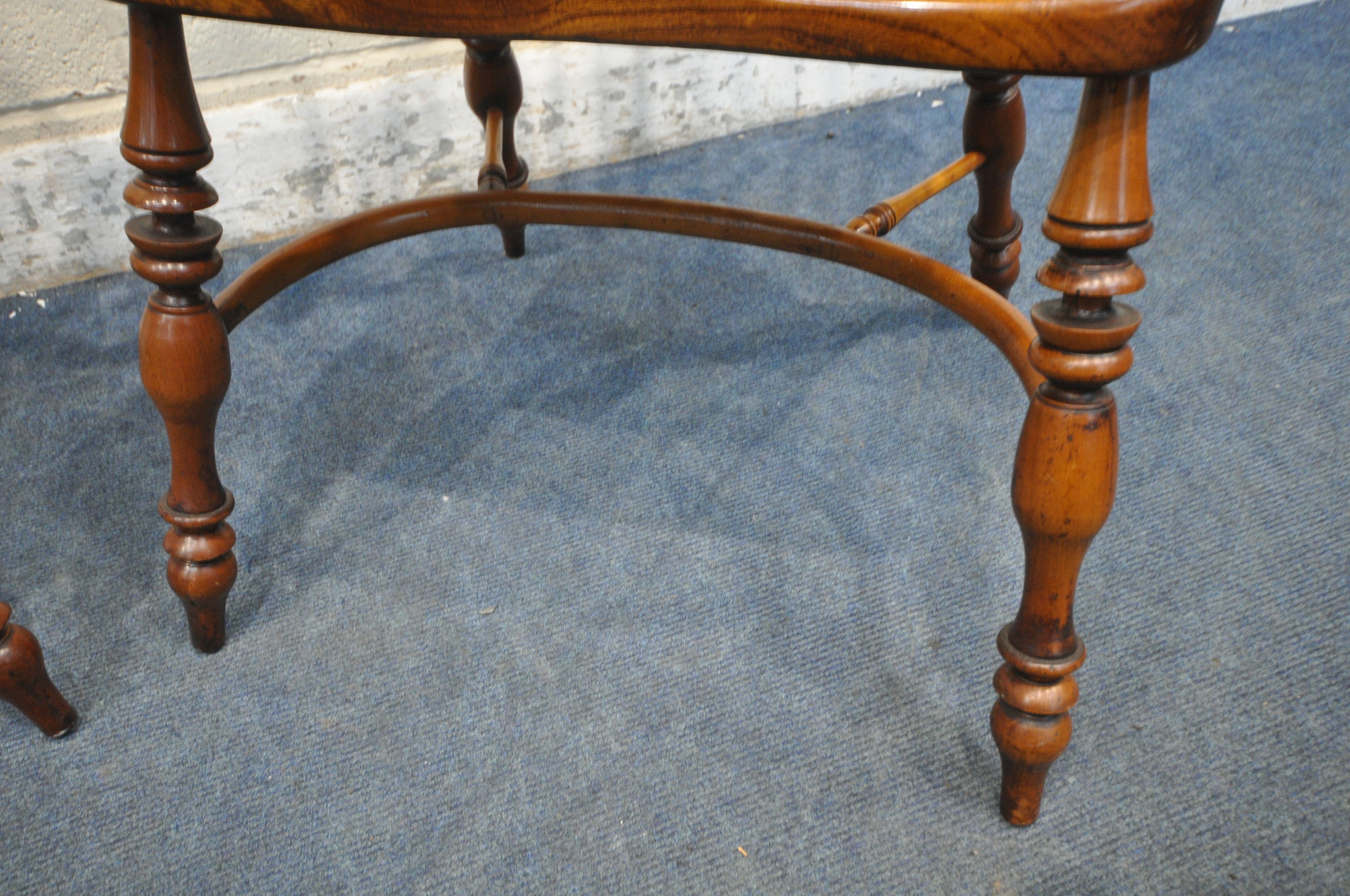 A PAIR OF GOOD QUALITY REPRODUCTION ELM SPLAT BACK WINDSOR ARMCHAIRS, with spindle supports, - Image 5 of 5