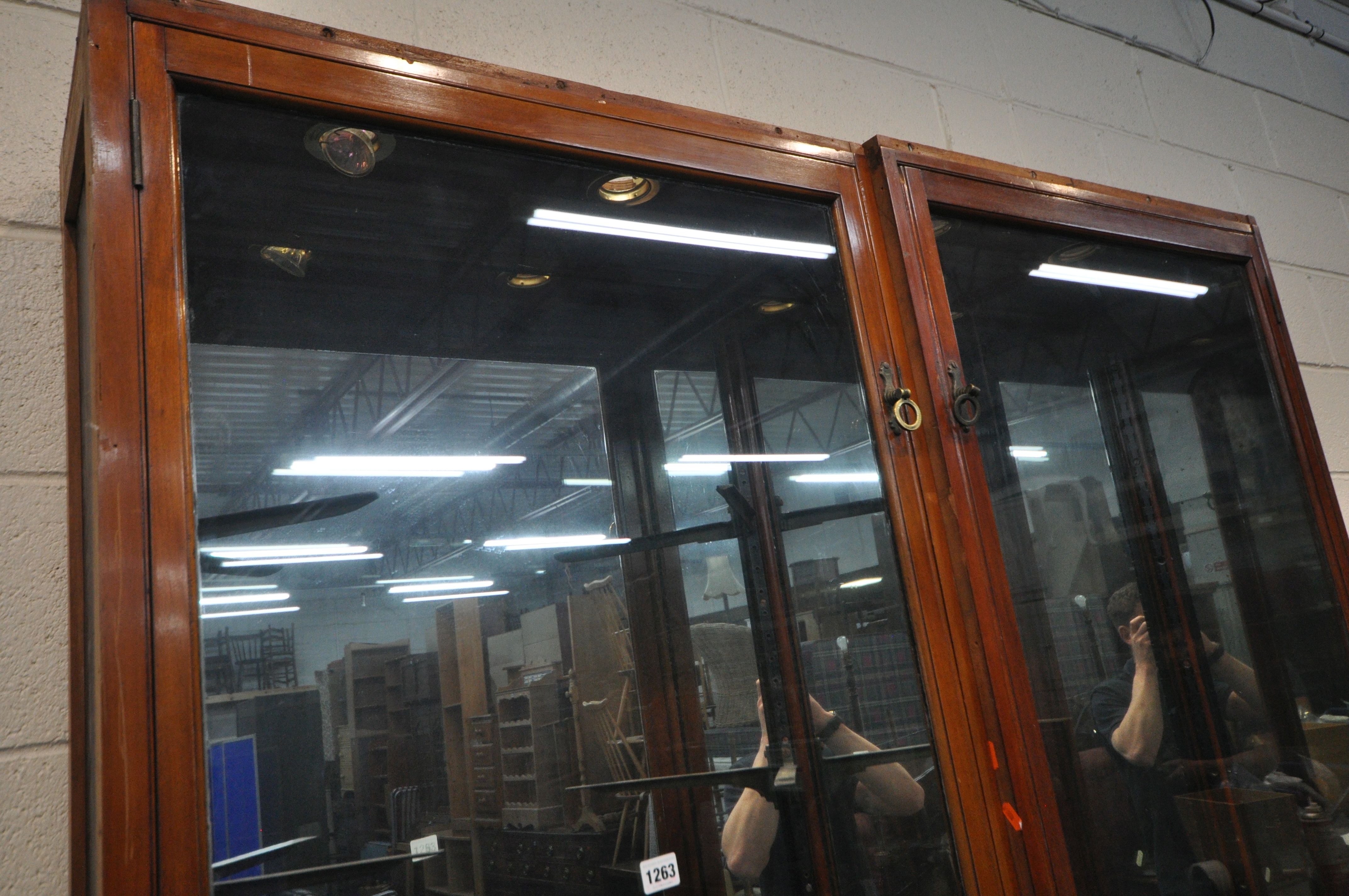 A PAIR OF OPPOSING EARLY 20TH CENTURY MAHOGANY DISPLAY CASES, enclosing a mirrored interior, and a - Image 3 of 3
