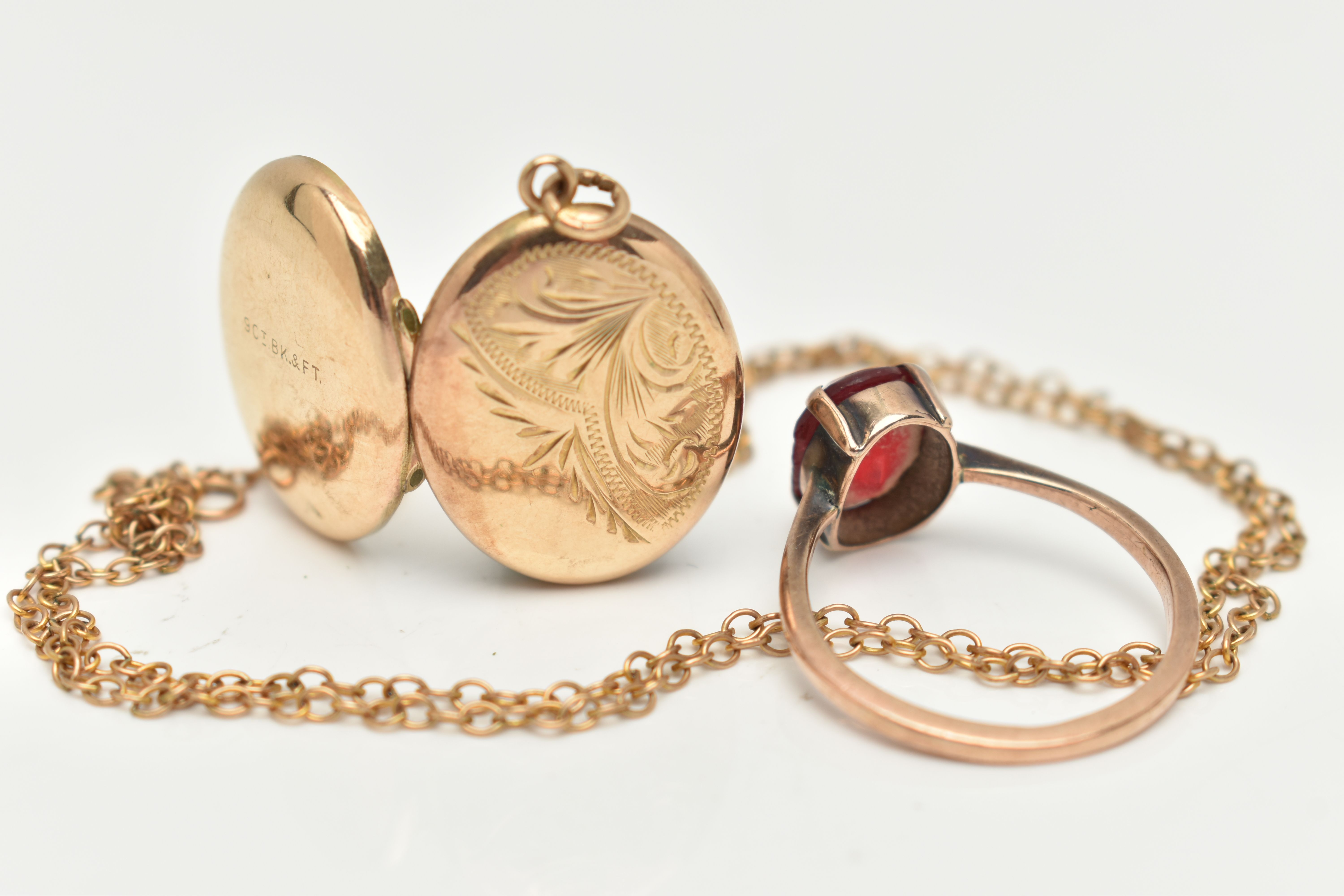 A YELLOW METAL RING, CHAIN AND OVAL LOCKET, the ring set with a rubbed and worn, oval cut red paste, - Bild 4 aus 4