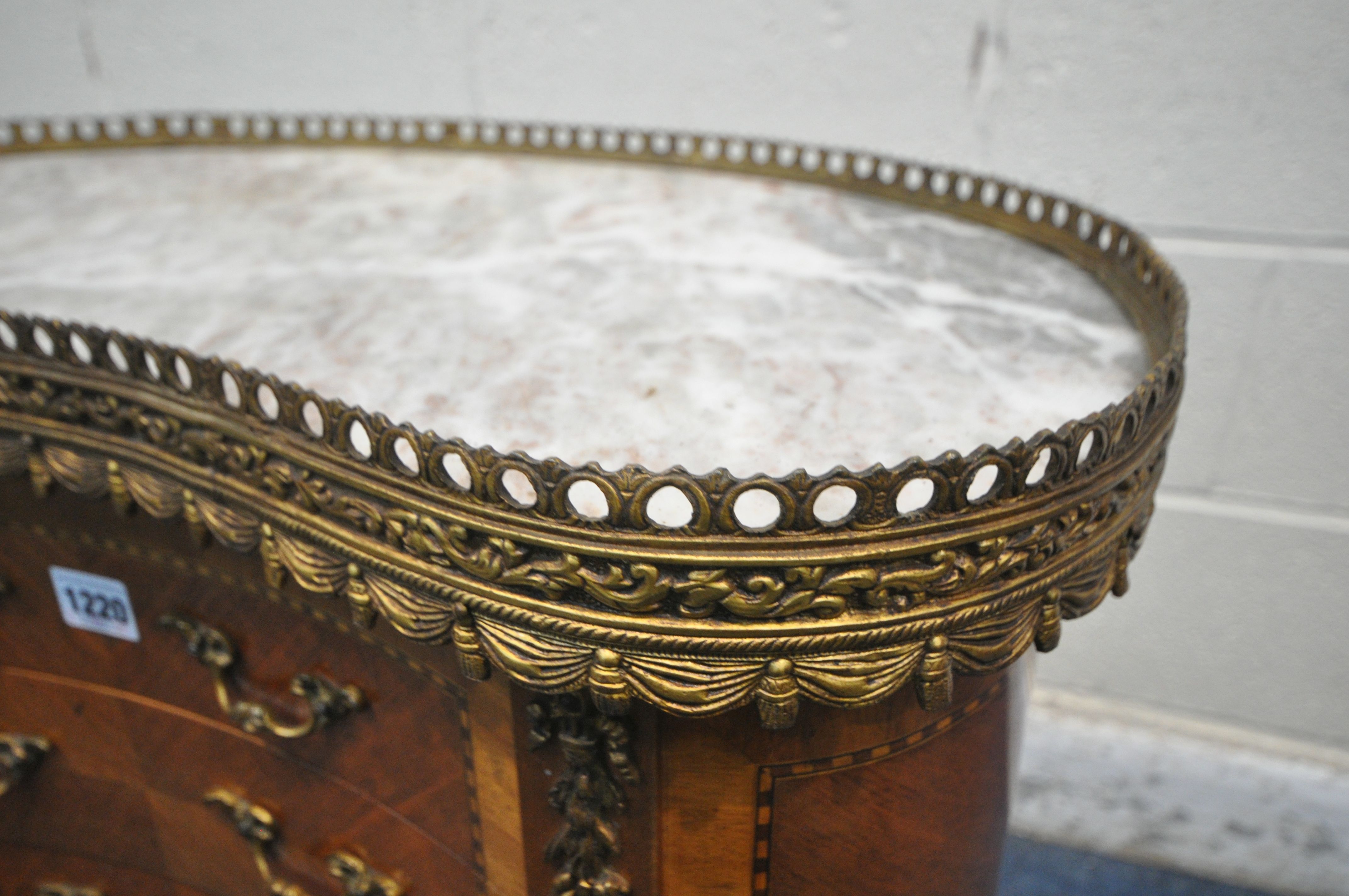 A REPRODUCTION FRENCH KINGWOOD VENEER KIDNEY SIDE TABLE, the marble top is surrounded by a pierced - Image 3 of 5
