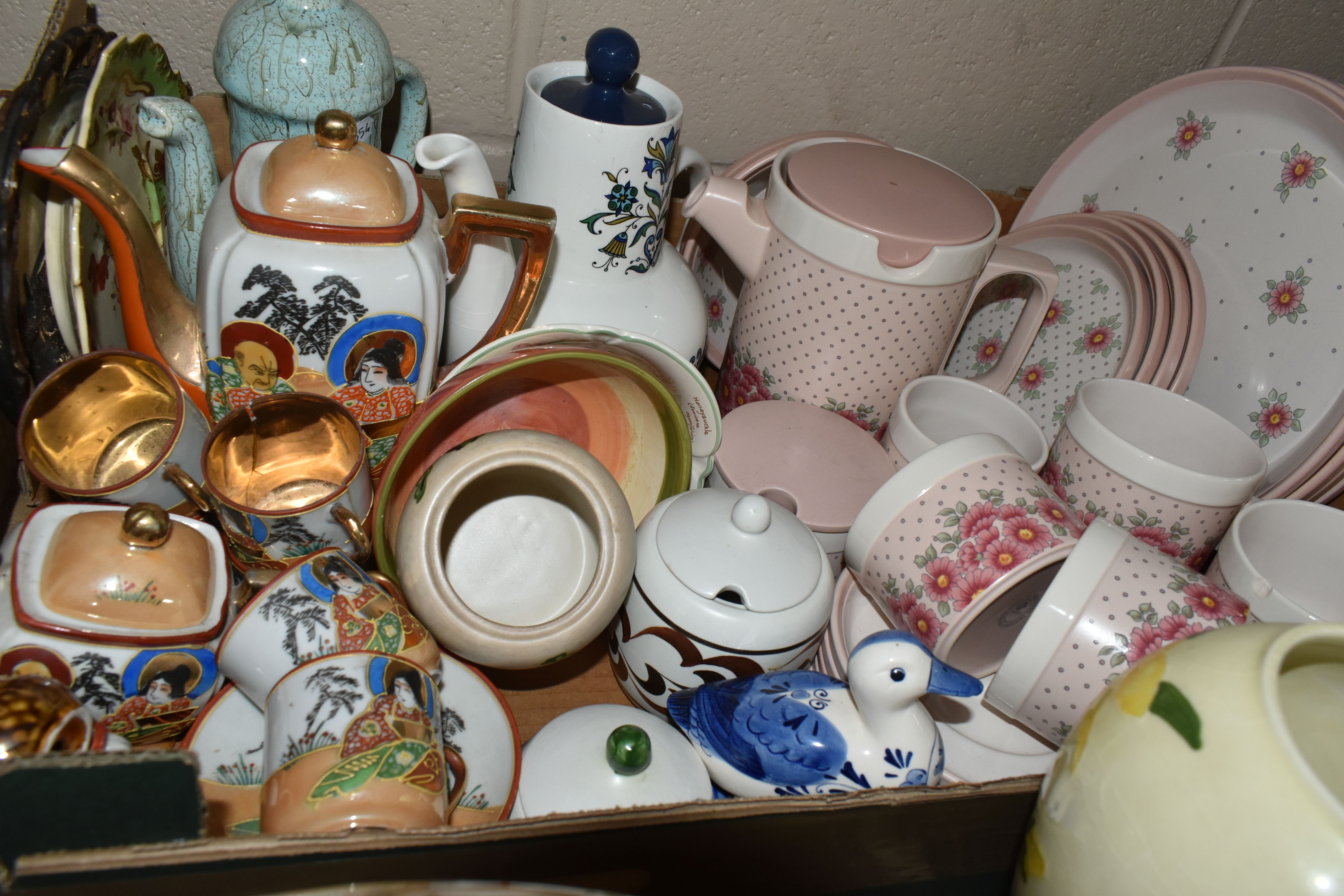 A BOX AND LOOSE CERAMICS AND SUNDRY ITEMS, to include an Italian table lamp, a Beswick jug and - Image 9 of 10