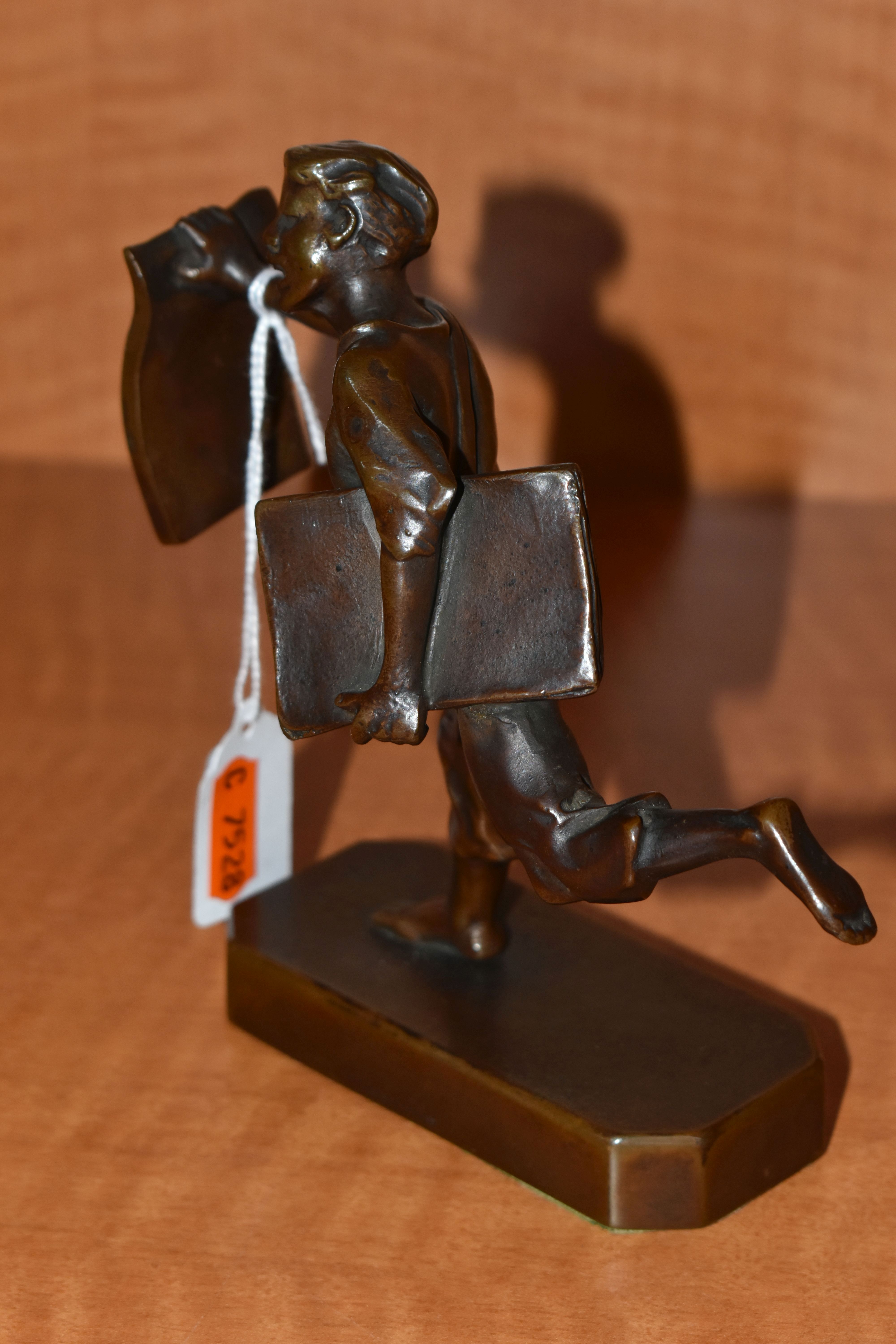 A 1930'S POLITAL INTEREST BRONZE FIGURE OF A BARE FOOTED NEWSPAPER BOY POSED AS RUNNING, with a - Bild 5 aus 7