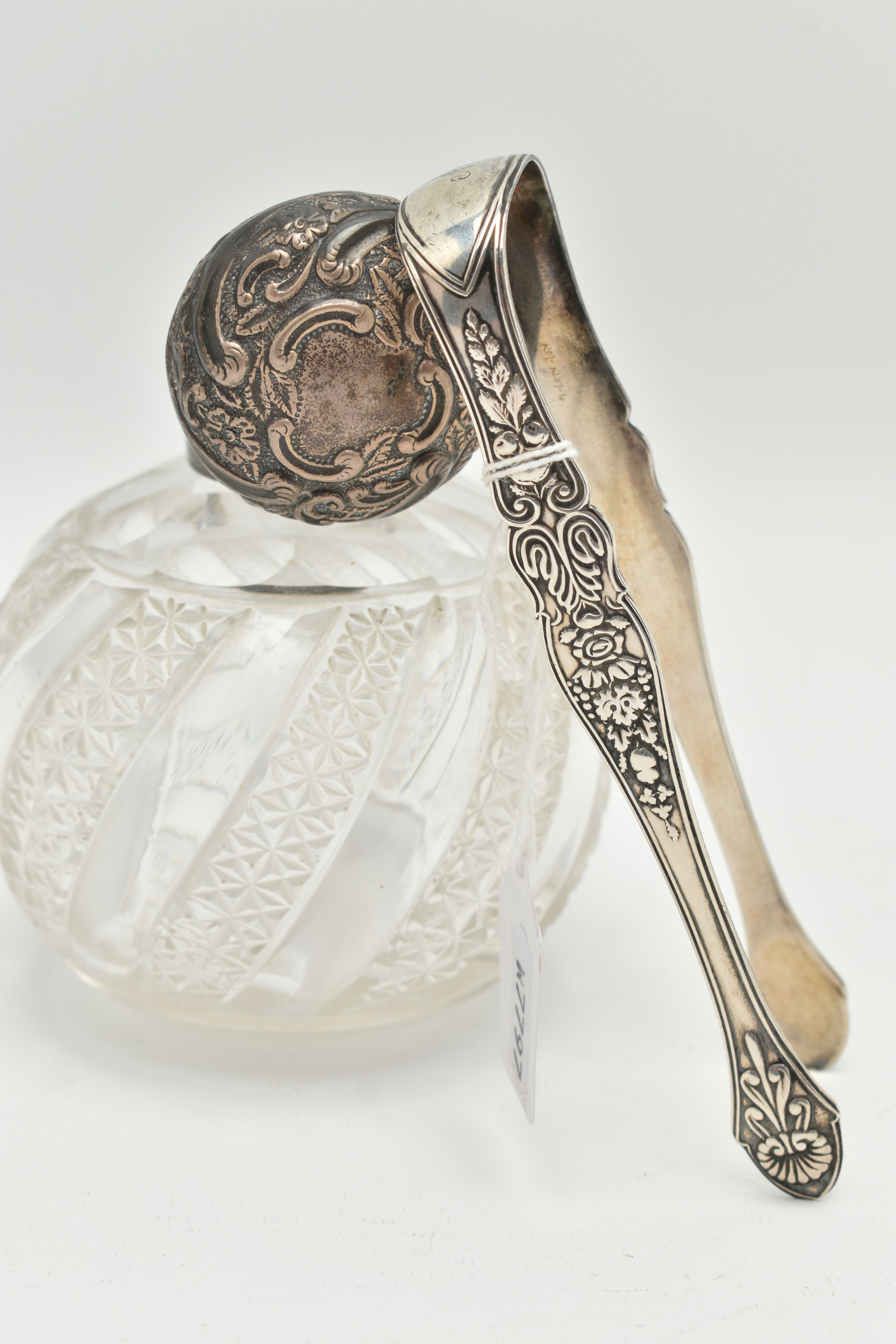 A PAIR OF SILVER SUGAR TONGS AND A SCENT BOTTLE, floral and fruit pattern tongs with engraved - Bild 2 aus 5