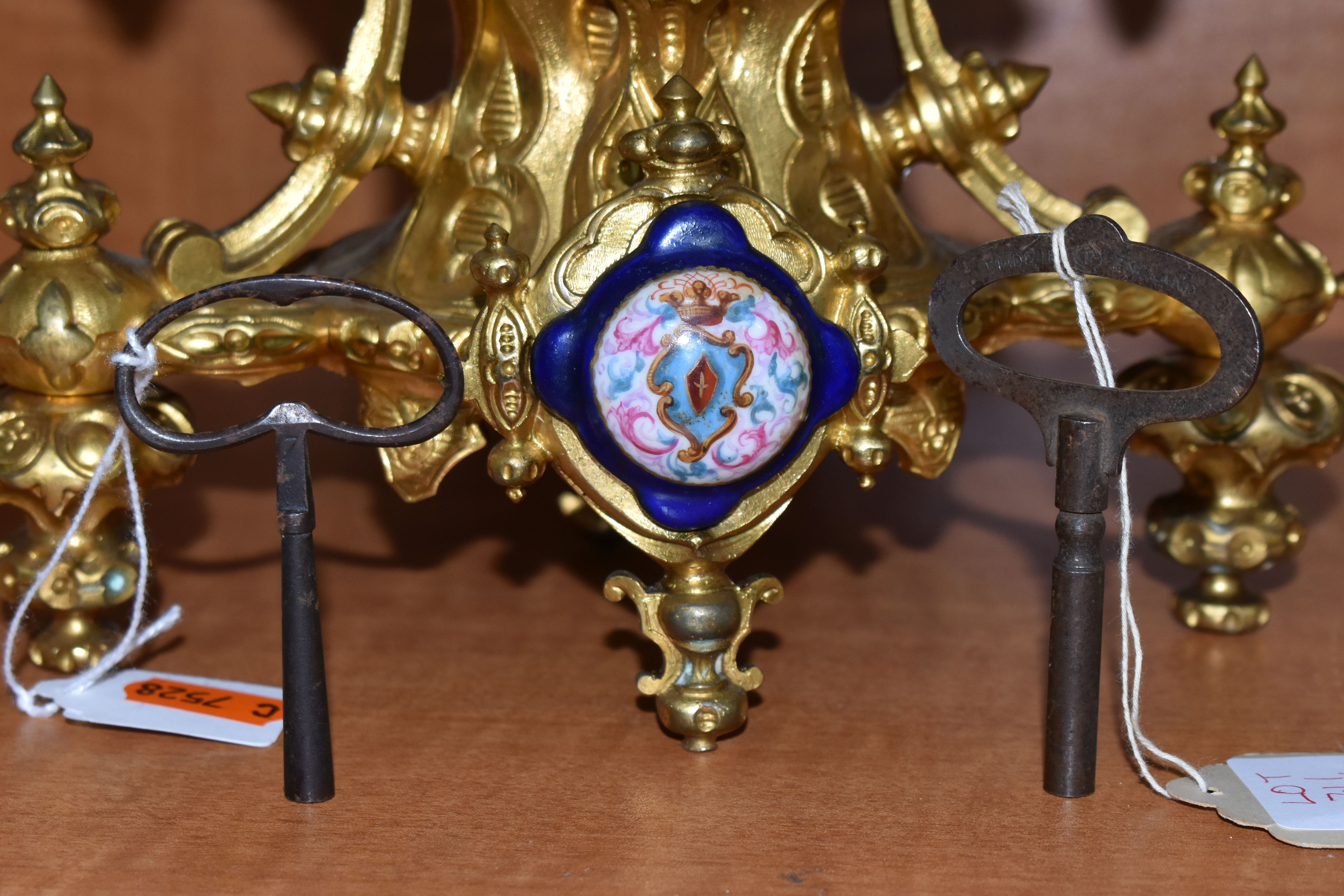 A LATE 19TH CENTURY GILT METAL AND PORCELAIN MOUNTED MANTEL CLOCK, the porcelain dial with Roman - Image 2 of 12