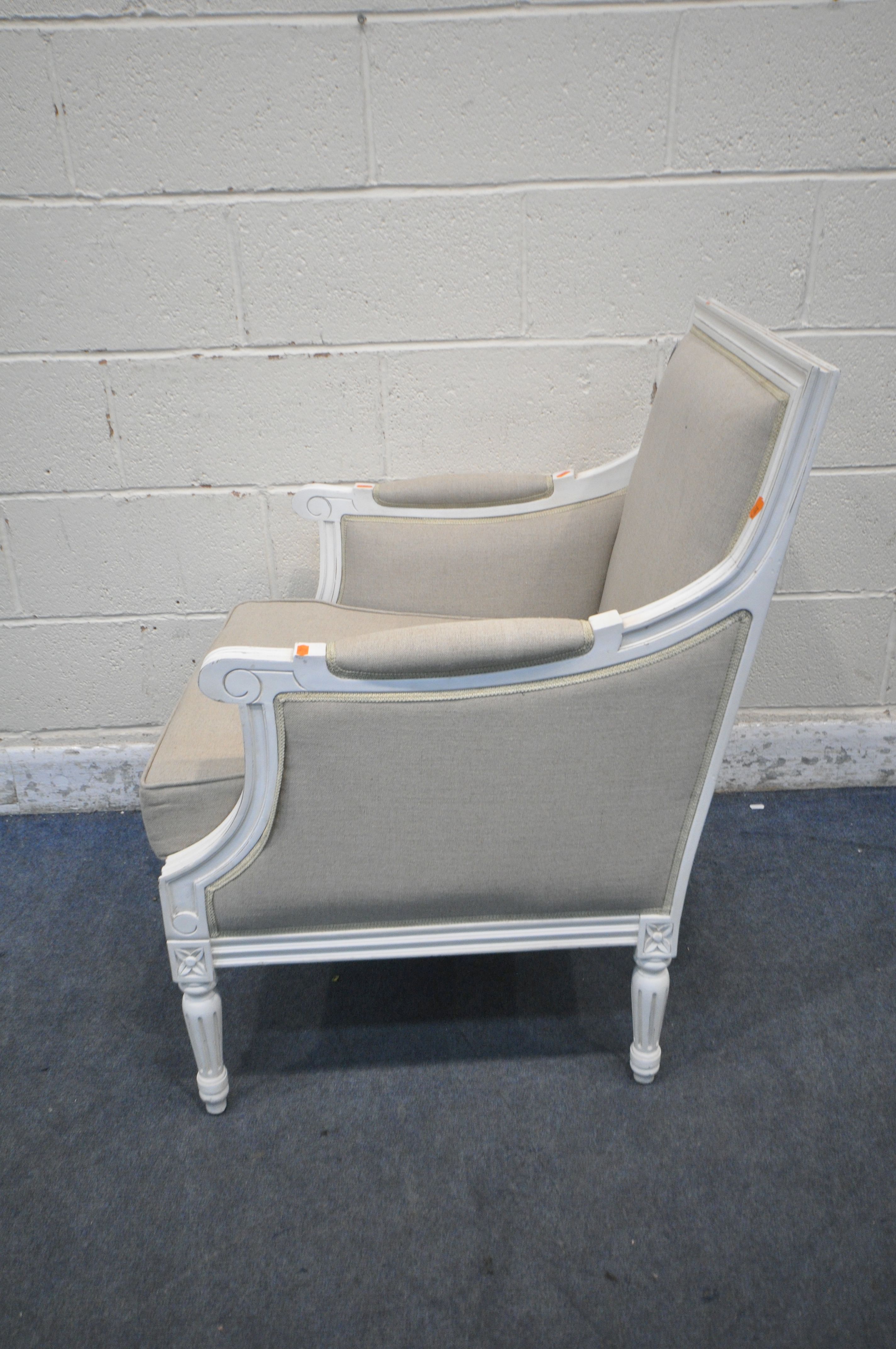 A REPRODUCTION FRENCH WHITE FRAMED AND BEIGE UPHOLSTERED ARMCHAIR (condition report: good) - Image 3 of 5