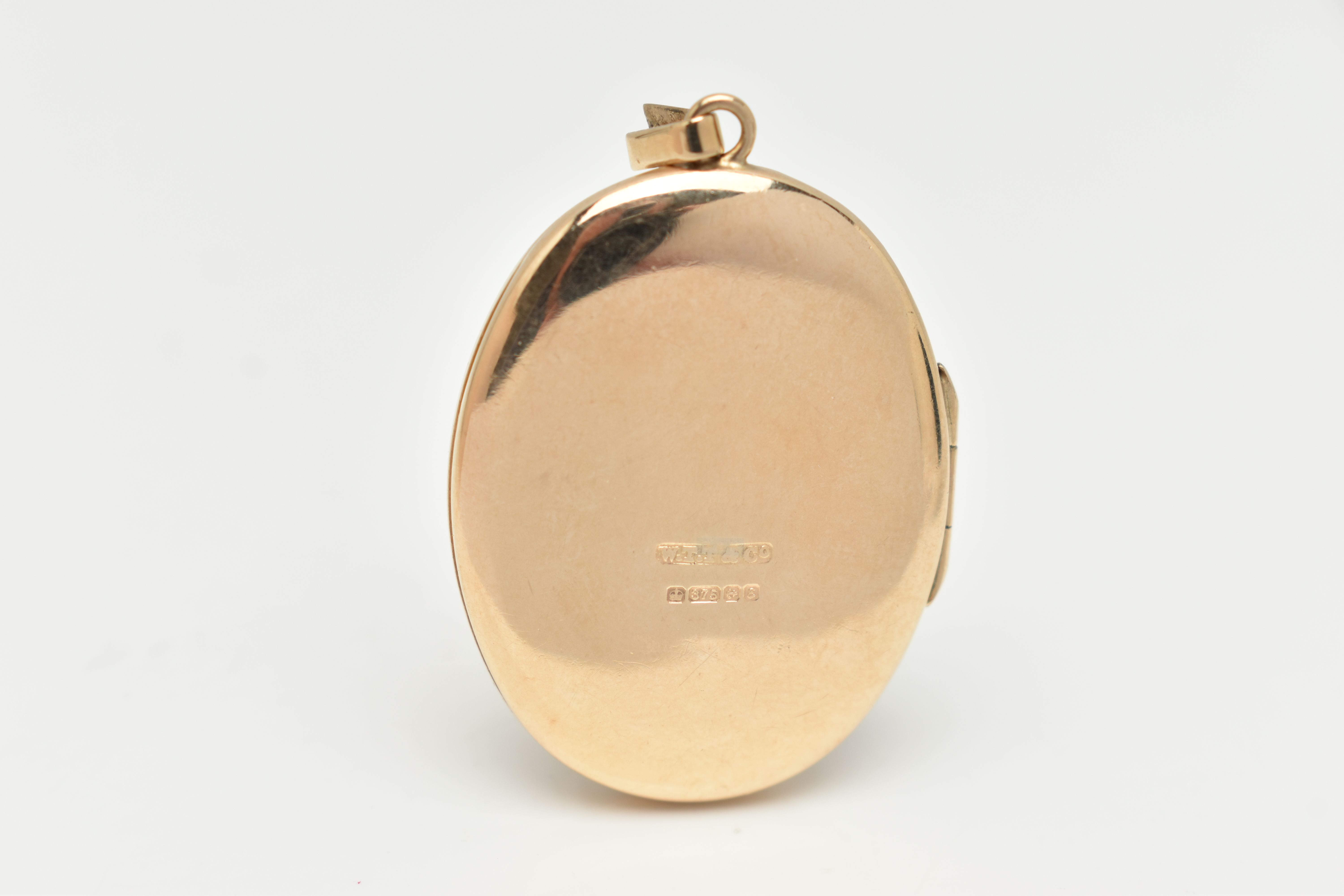 A 9CT GOLD OVAL LOCKET, floral pattern, hallmarked 9ct Birmingham, fitted with a tapered bail, - Image 2 of 3