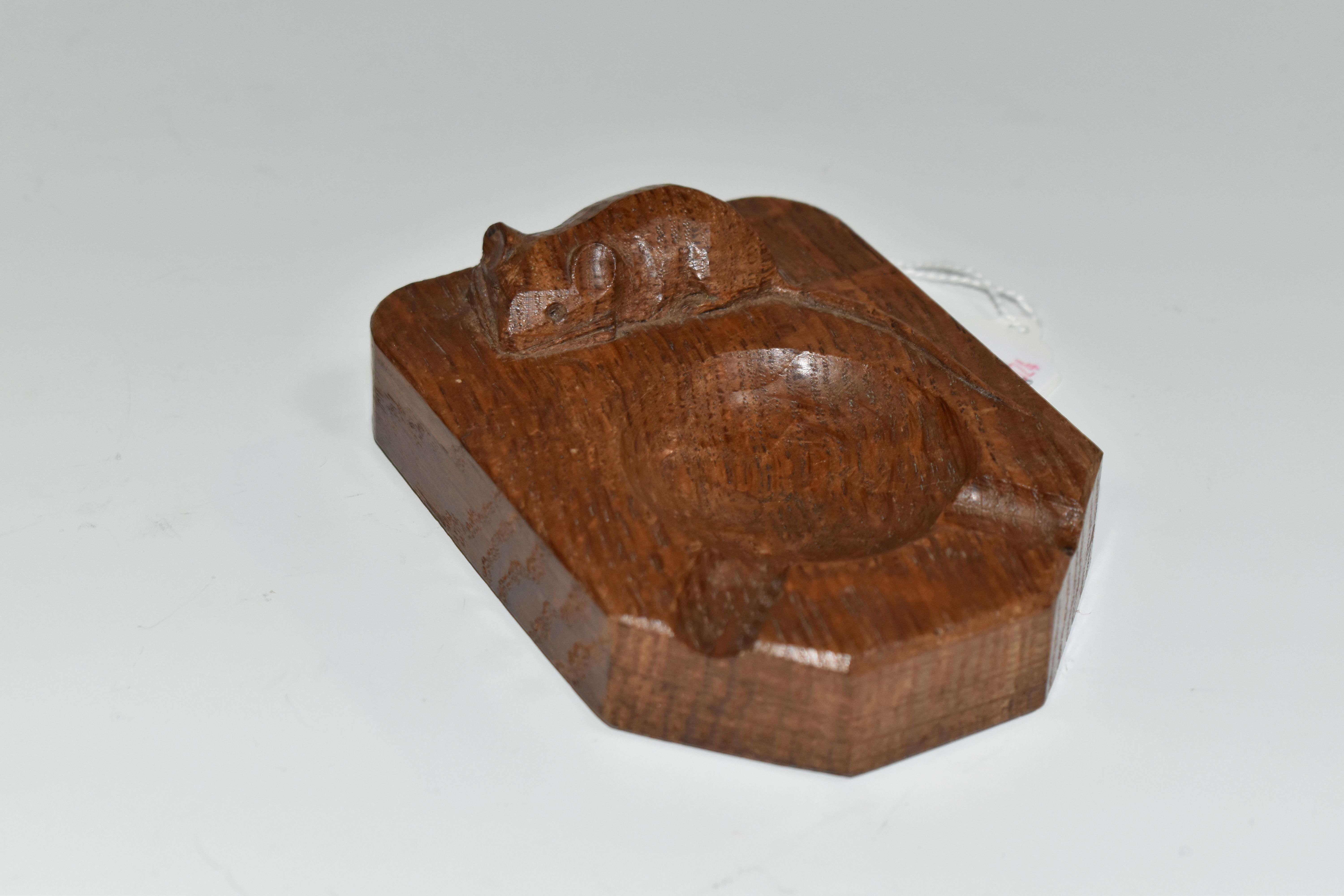 A ROBERT THOMPSON OF KILBURN 'MOUSEMAN' OAK ASHTRAY, carved with signature mouse, length 10cm x - Bild 2 aus 4