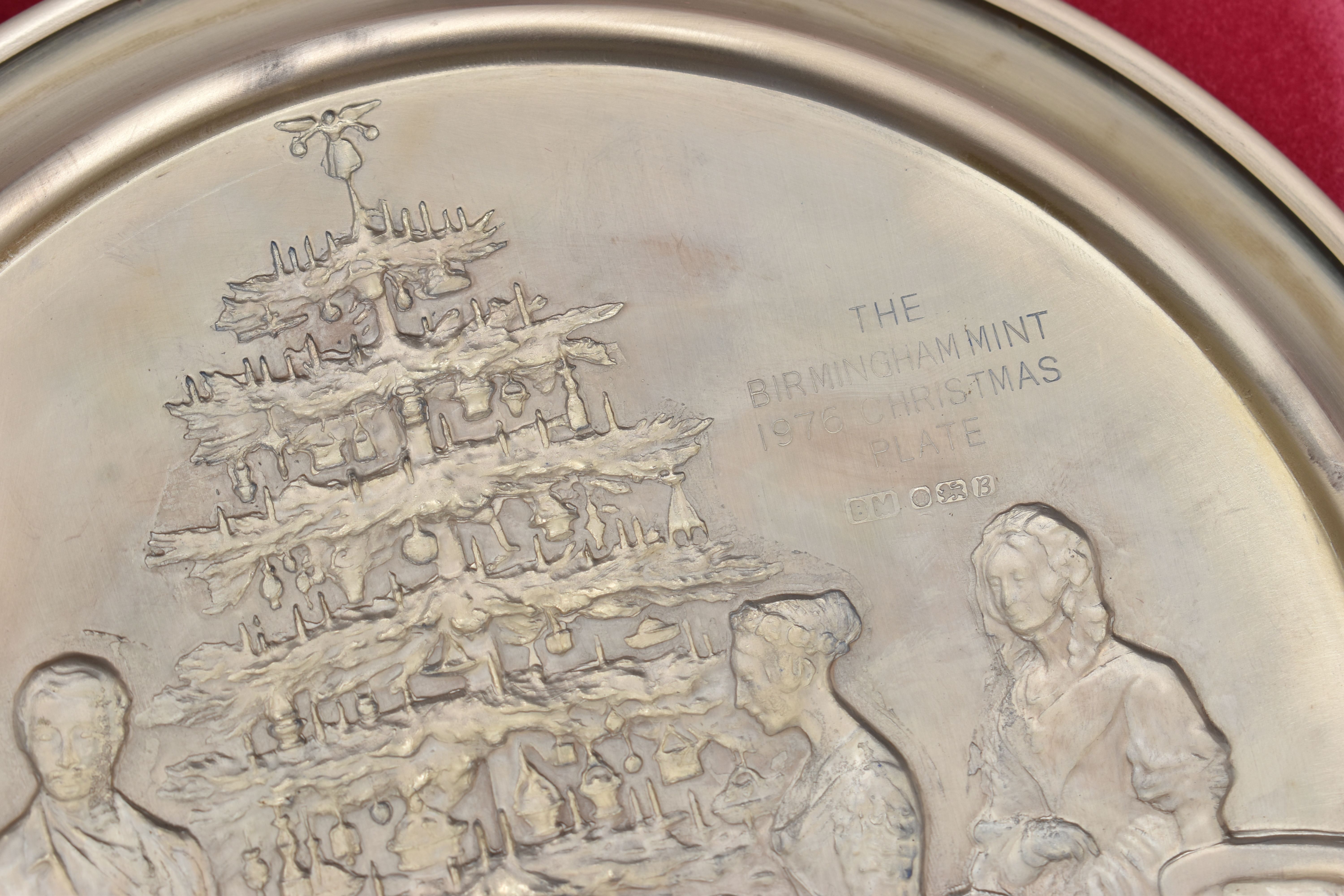 THREE ELIZABETH II SILVER BIRMINGHAM MINT LIMITED EDITION CHRISTMAS PLATES, 1975-1977, repoussé - Image 5 of 7