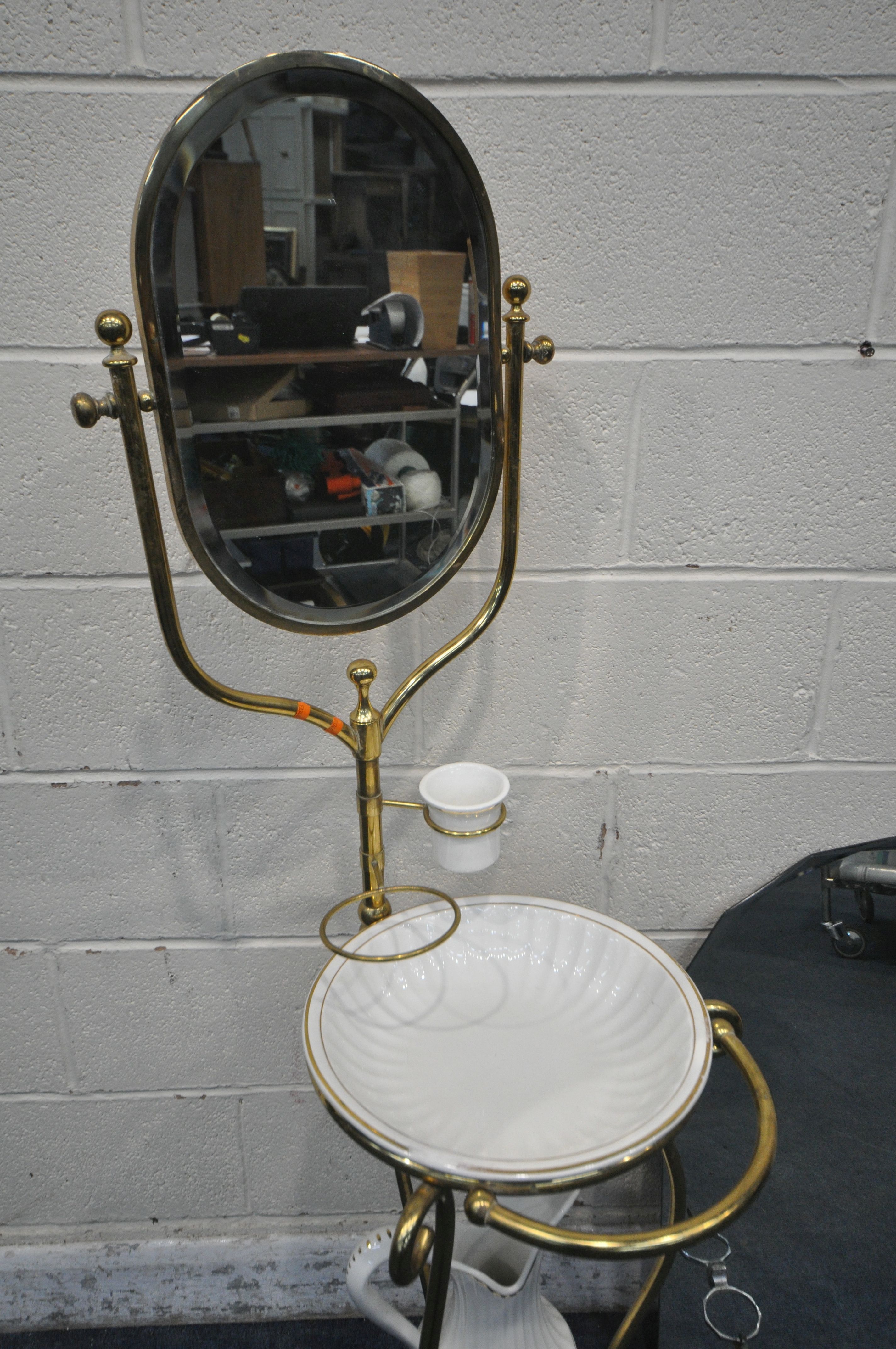 AN EARLY TO MID 20TH CENTURY BRASS FRAMED WASHSTAND, with an oval swinging mirror, ceramic jug, bowl - Image 2 of 4