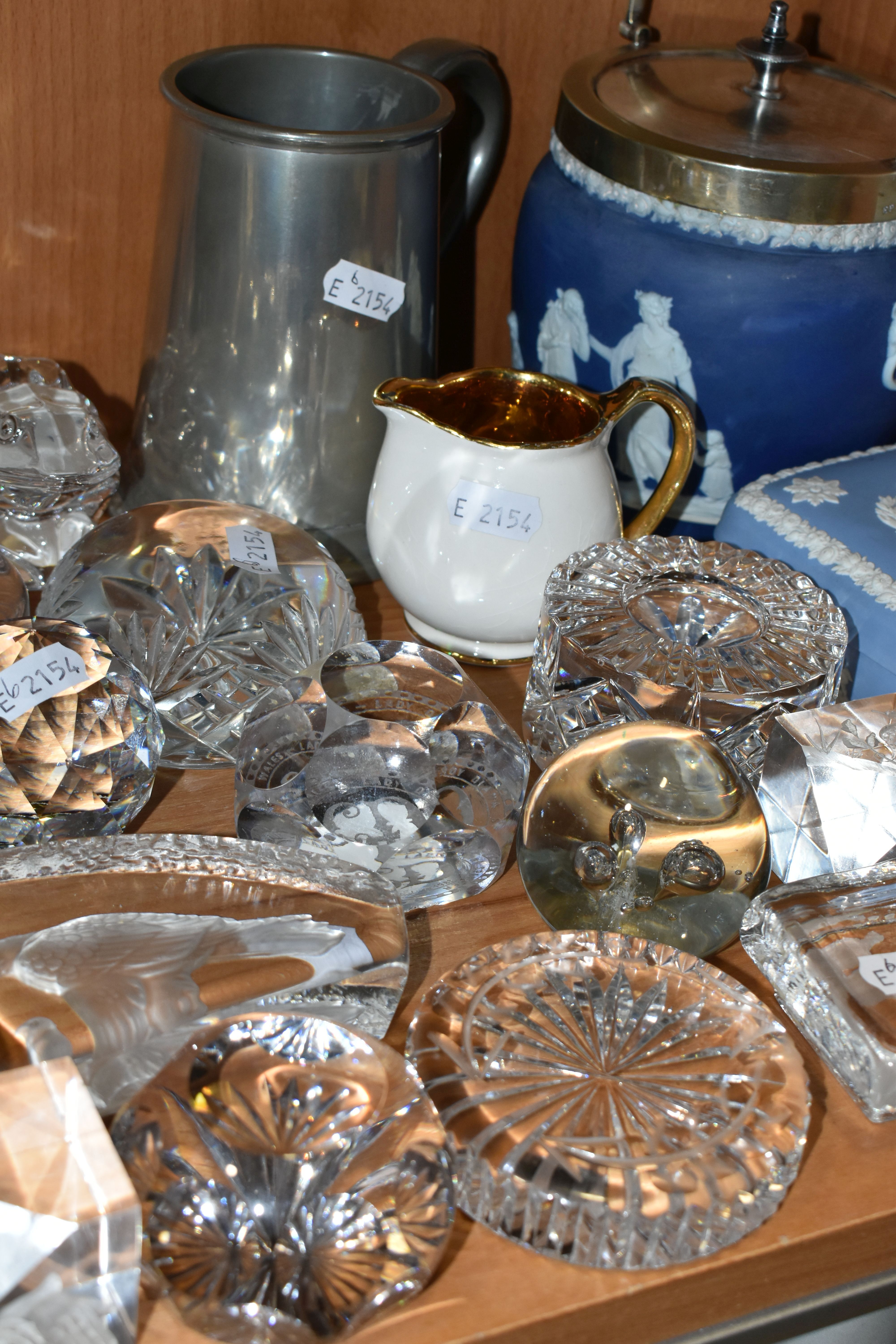 A GROUP OF CERAMICS, GLASS AND METALWARE, to include a Wedgwood blue dipped Jasperware biscuit - Bild 4 aus 6