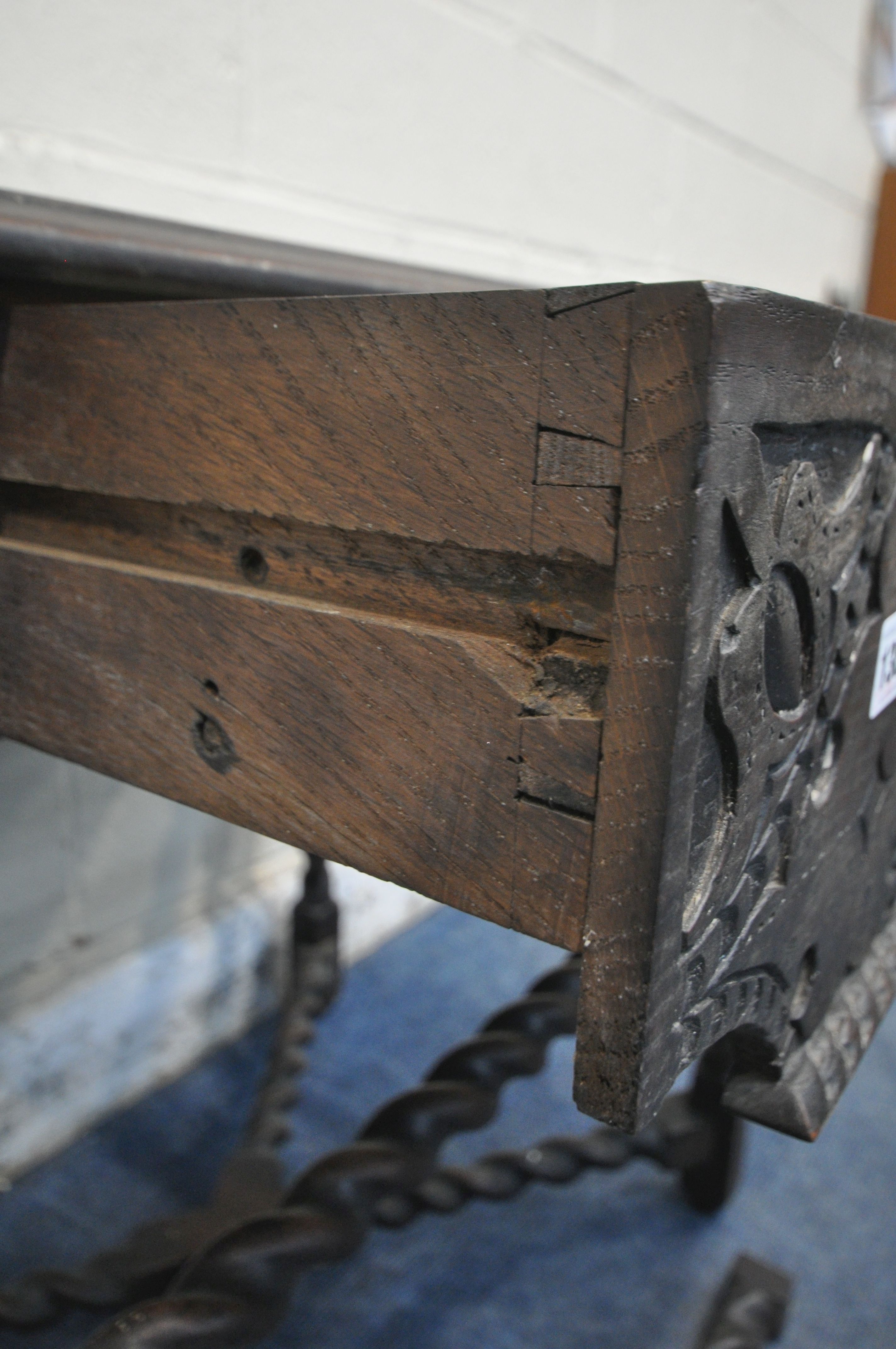 AN 18TH CENTURY CARVED OAK SIDE TABLE, the top edges with a rope edge, above a single frieze drawer, - Bild 6 aus 6