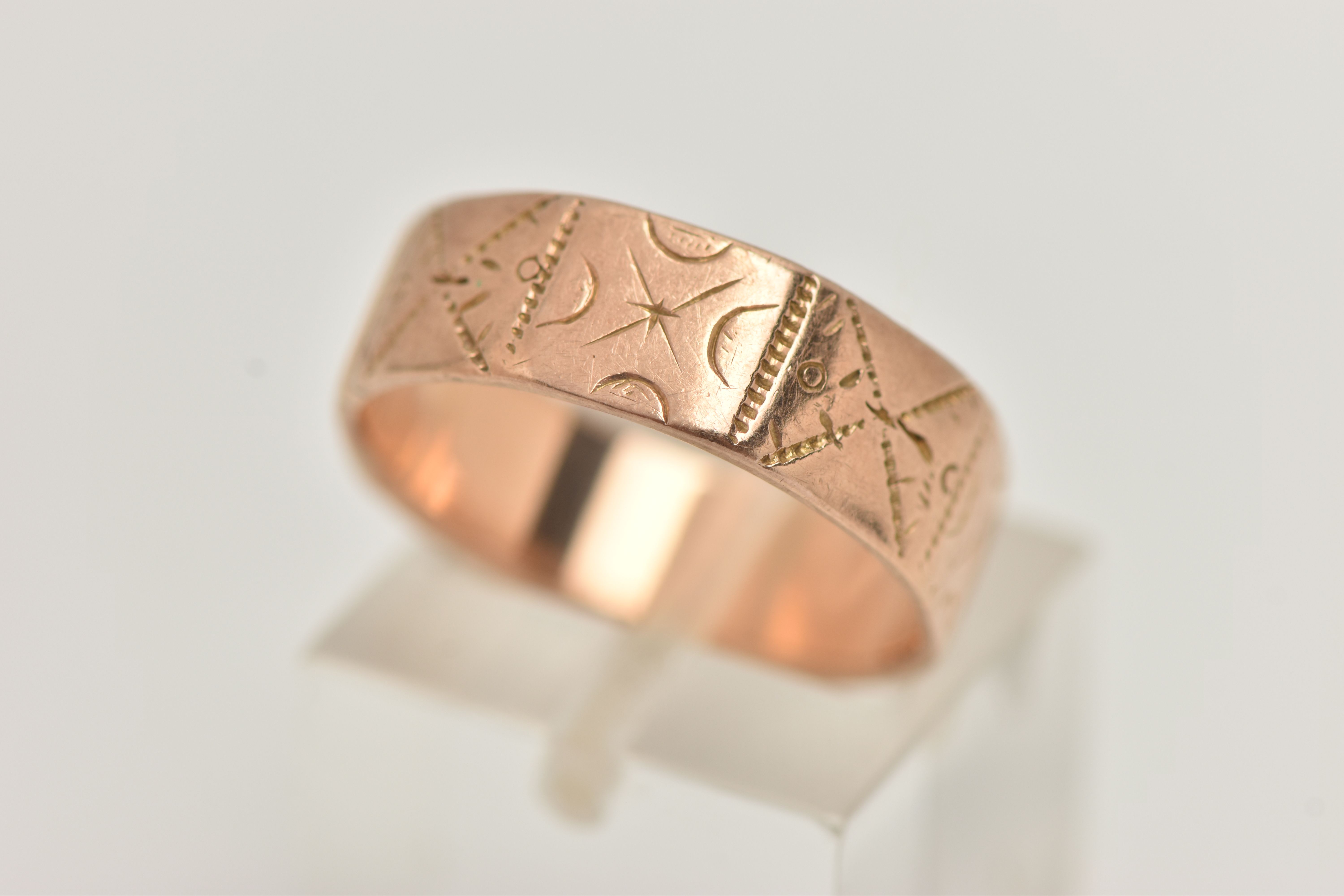 A LATE VICTORIAN, 9CT ROSE GOLD TEXTURED WIDE BAND, approximate band width 6.4mm, engraved