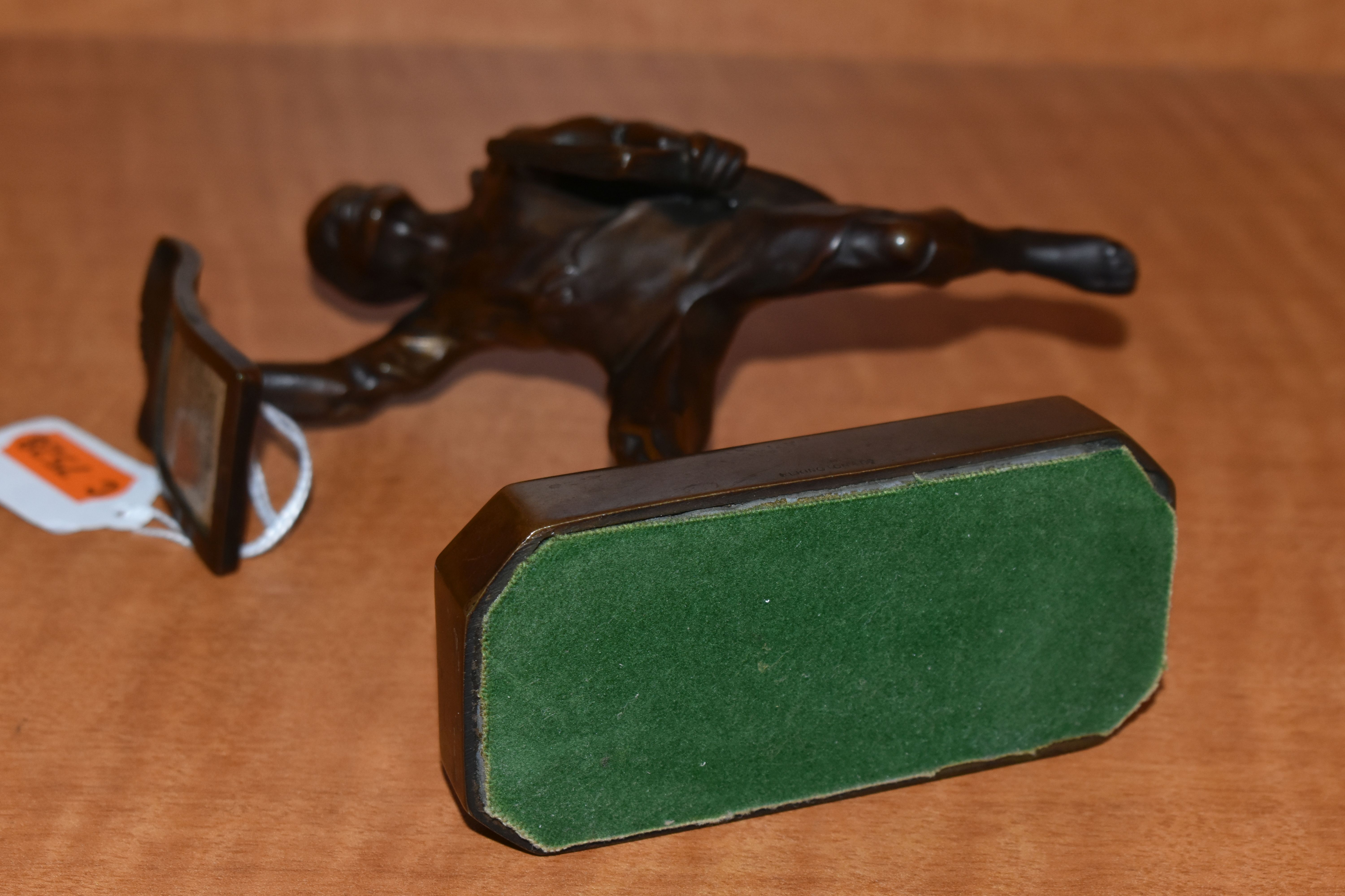 A 1930'S POLITAL INTEREST BRONZE FIGURE OF A BARE FOOTED NEWSPAPER BOY POSED AS RUNNING, with a - Bild 6 aus 7