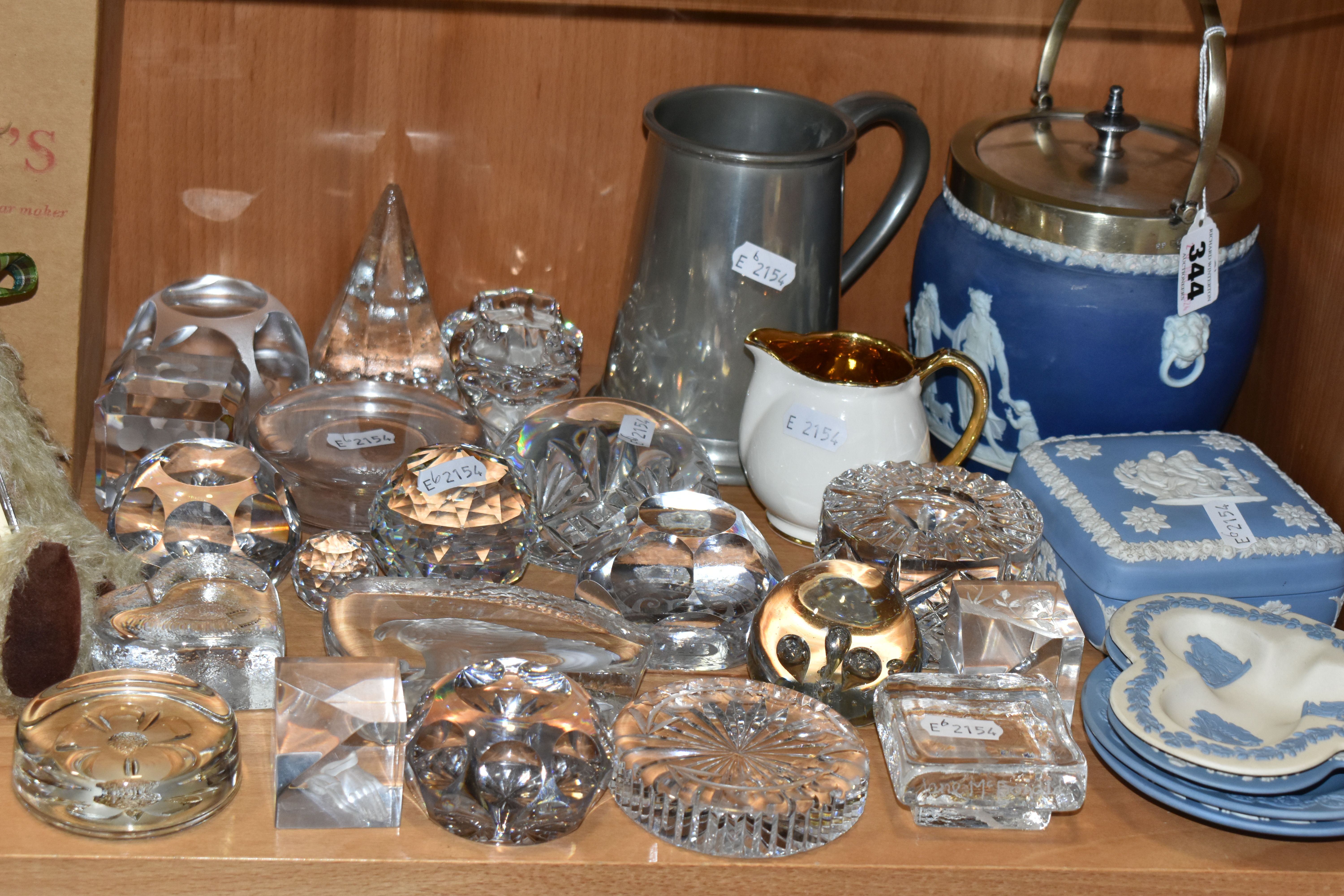 A GROUP OF CERAMICS, GLASS AND METALWARE, to include a Wedgwood blue dipped Jasperware biscuit