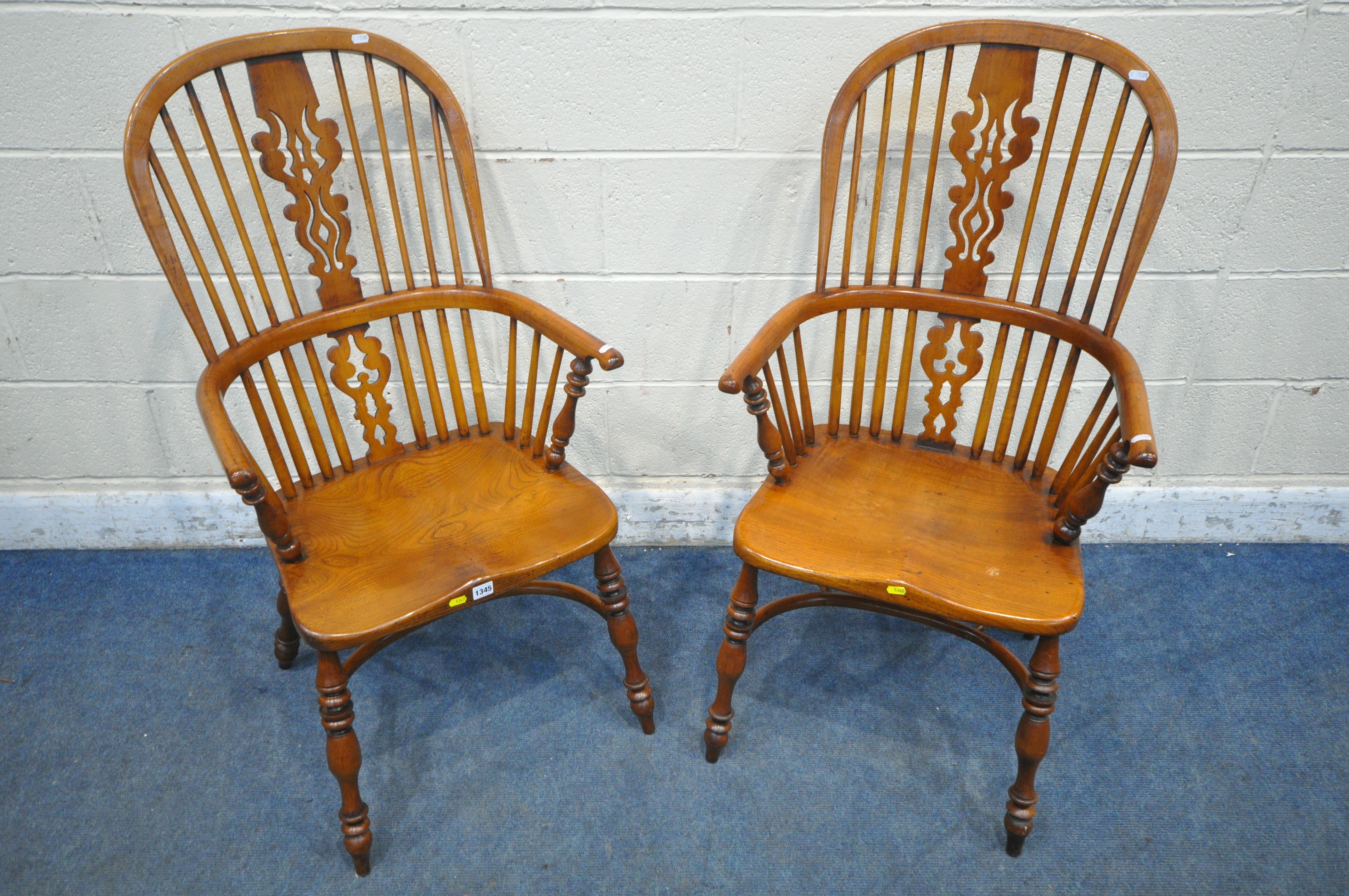 A PAIR OF GOOD QUALITY REPRODUCTION ELM SPLAT BACK WINDSOR ARMCHAIRS, with spindle supports,