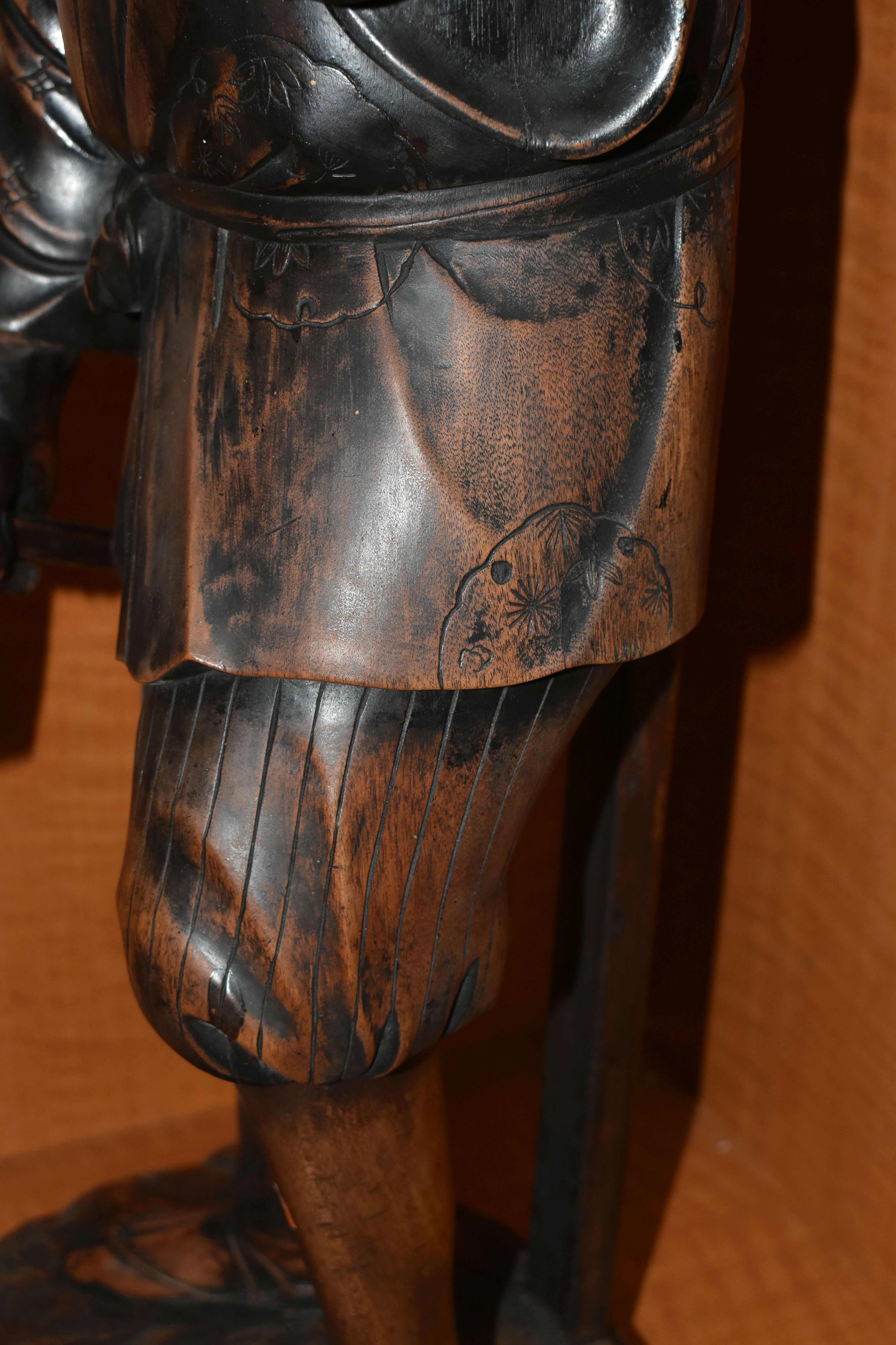 A LATE 19TH / EARLY 20TH CENTURY JAPANESE STAINED TREEN OKIMONO OF A WOODCUTTER, posed with an axe - Image 16 of 16