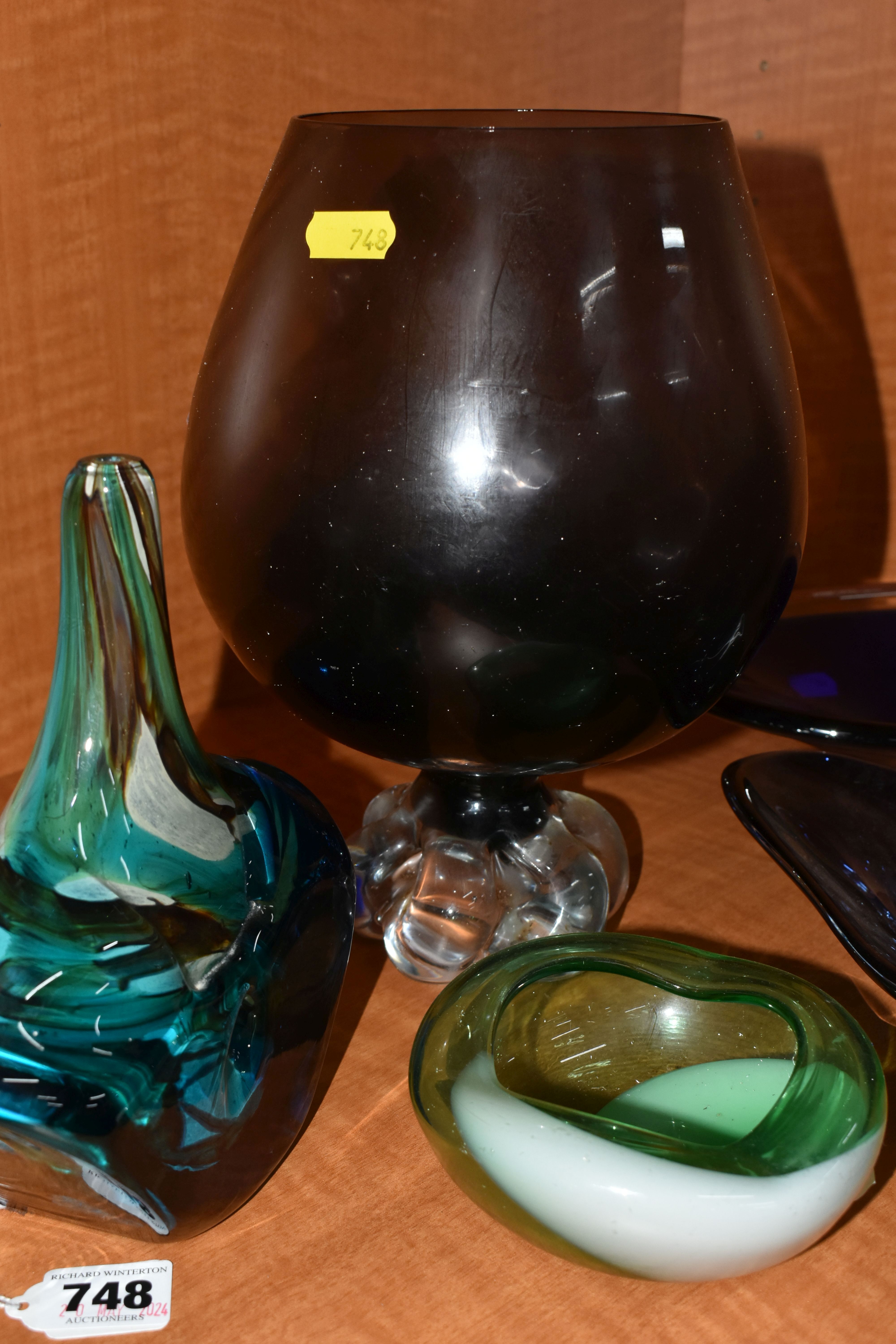 FIVE PIECES OF SECOND HALF 20TH CENTURY COLOURED GLASS, including a Mdina fish vase, dated 1979 to - Bild 10 aus 12