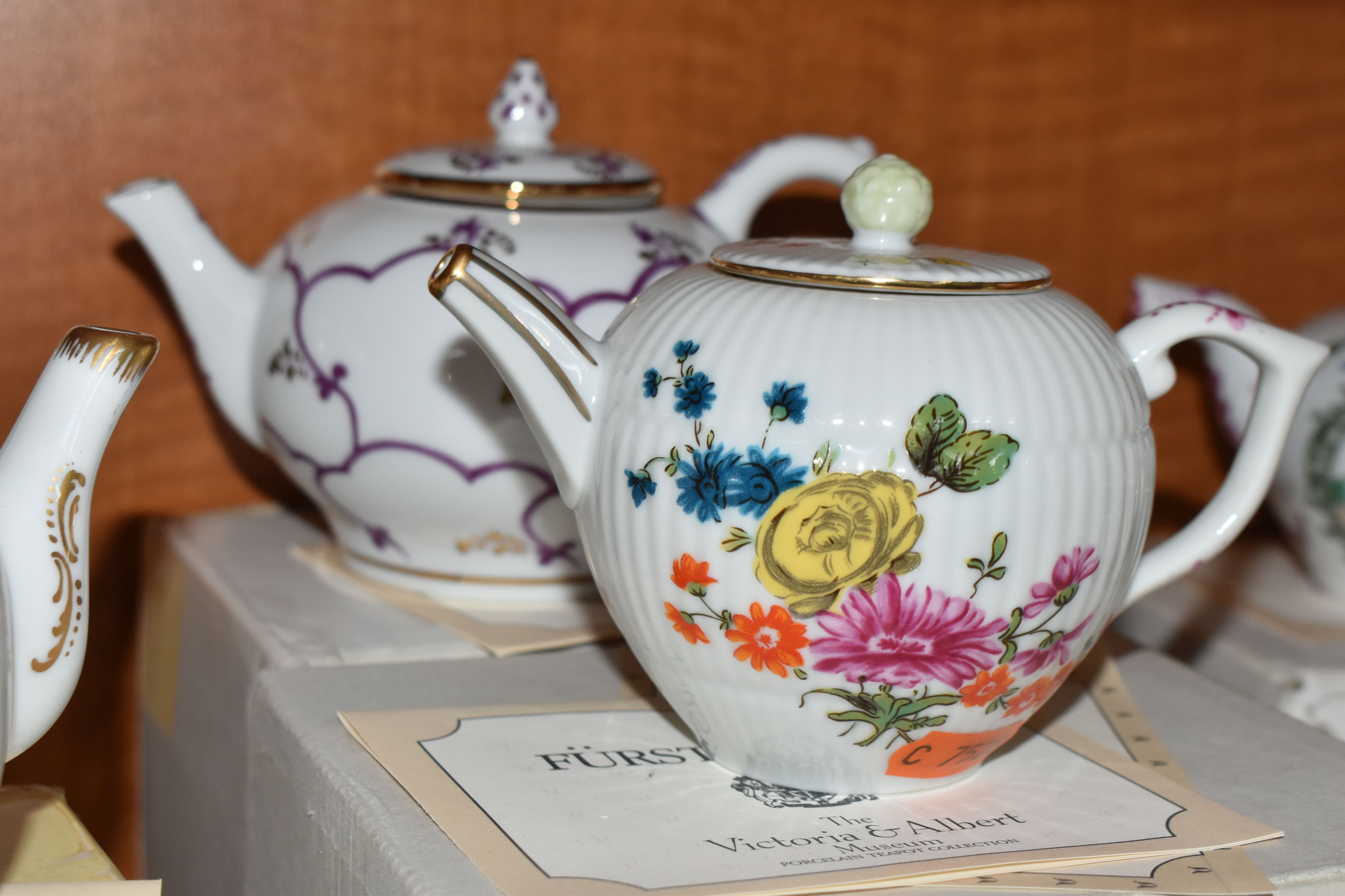 A COLLECTION OF TWELVE BOXED FRANKLIN MINT 'THE VICTORIA & ALBERT MUSEUM PORCELAIN TEAPOT - Image 9 of 17