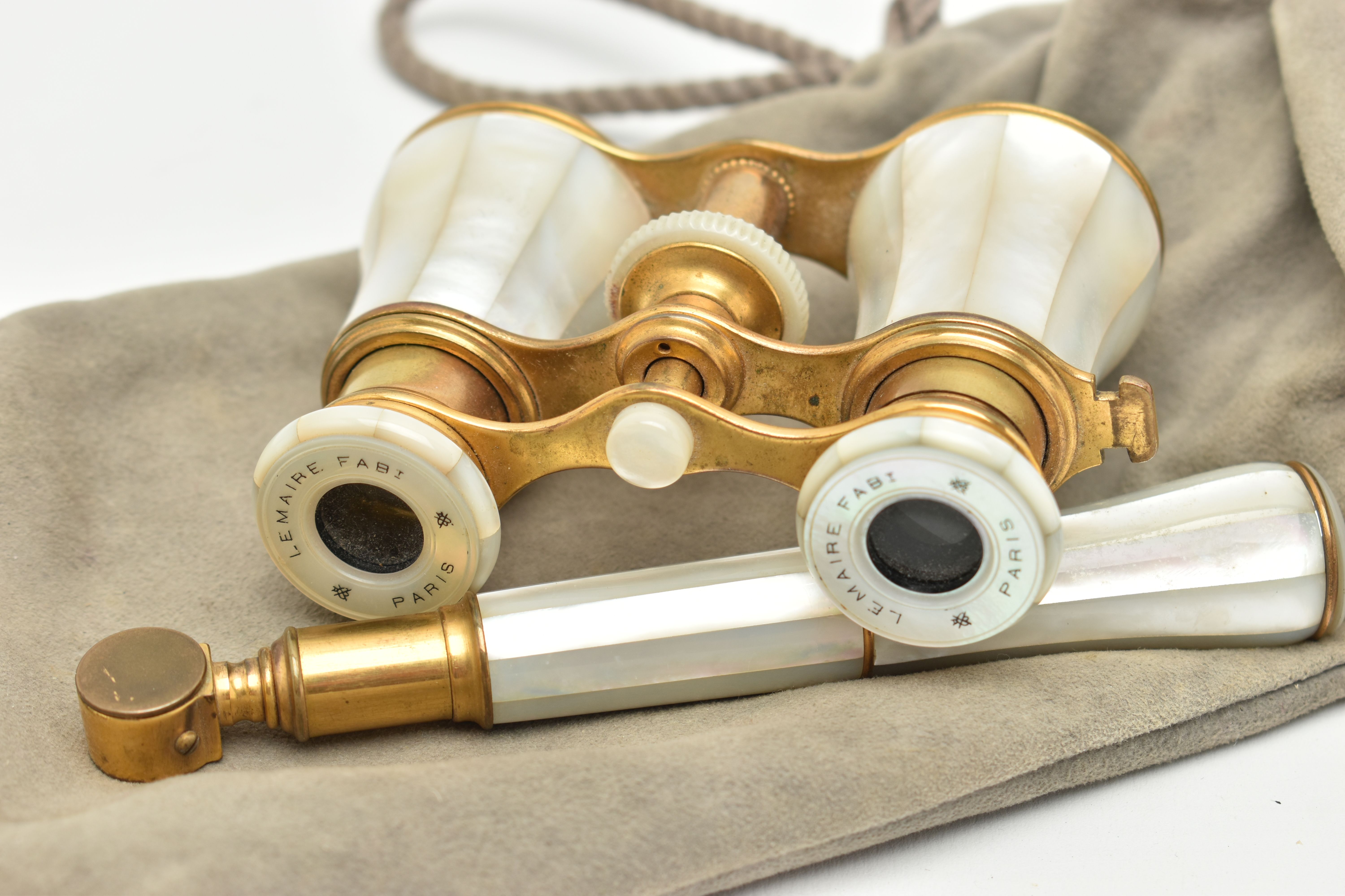 A PAIR OF BRASS AND MOTHER OF PEARL OPERA GLASSES, signed to the lens frames 'Lemaire Fabi Paris' - Bild 3 aus 4