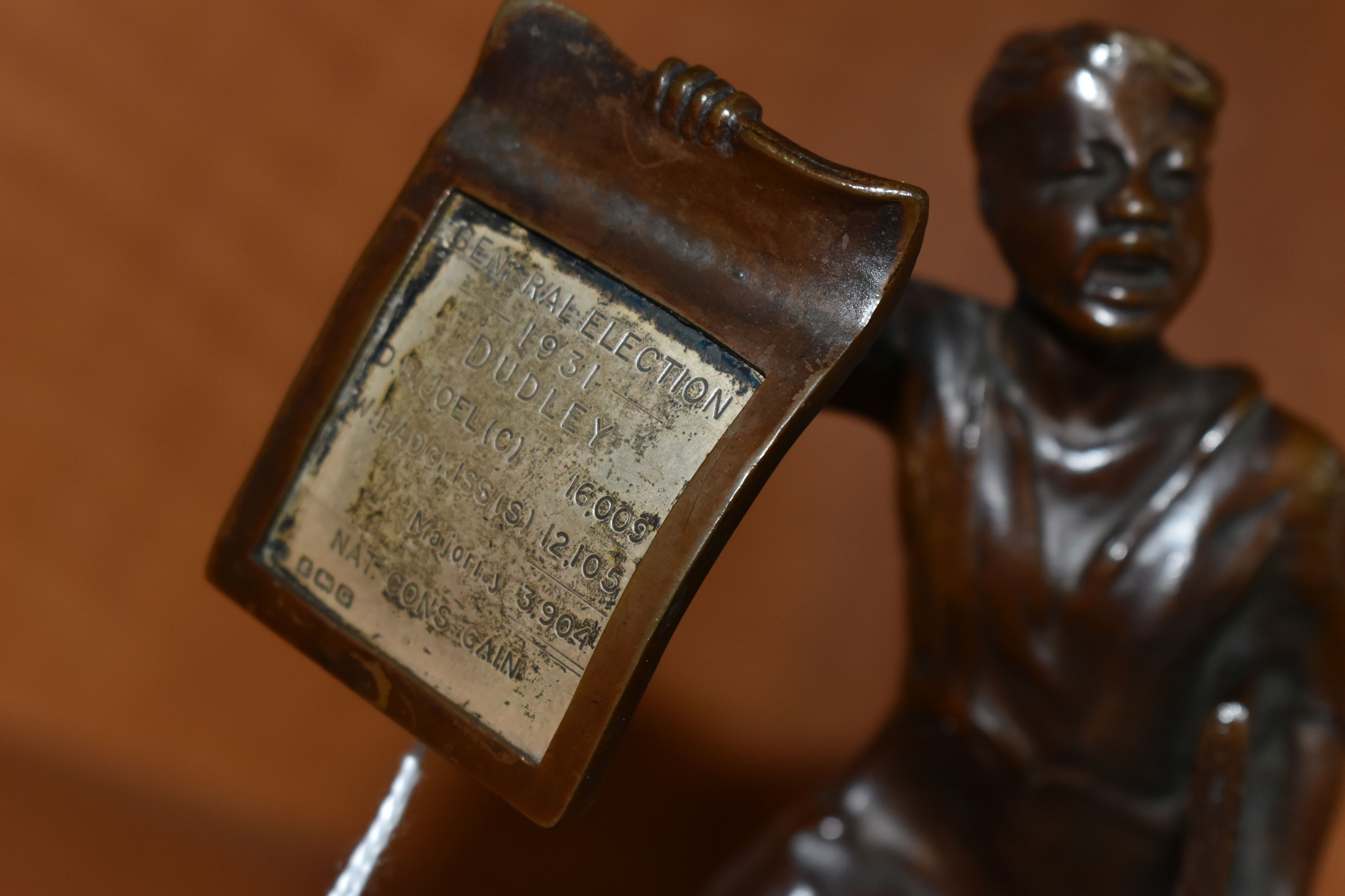 A 1930'S POLITAL INTEREST BRONZE FIGURE OF A BARE FOOTED NEWSPAPER BOY POSED AS RUNNING, with a - Bild 7 aus 7