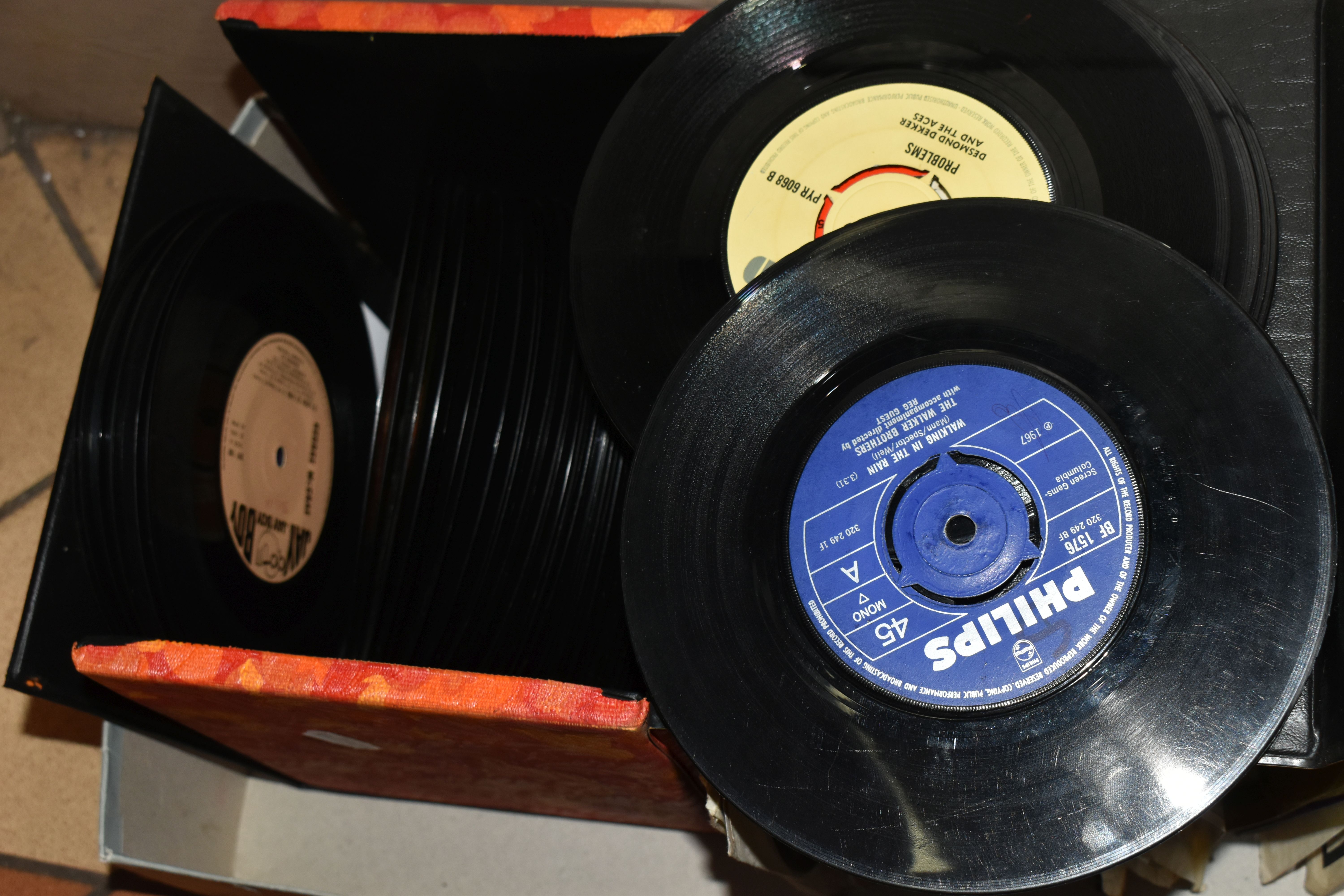 ONE BOX OF SINGLE 45RPM RECORDS AND A CASE OF L.P RECORDS, approximately seventy singles, artists - Bild 4 aus 4