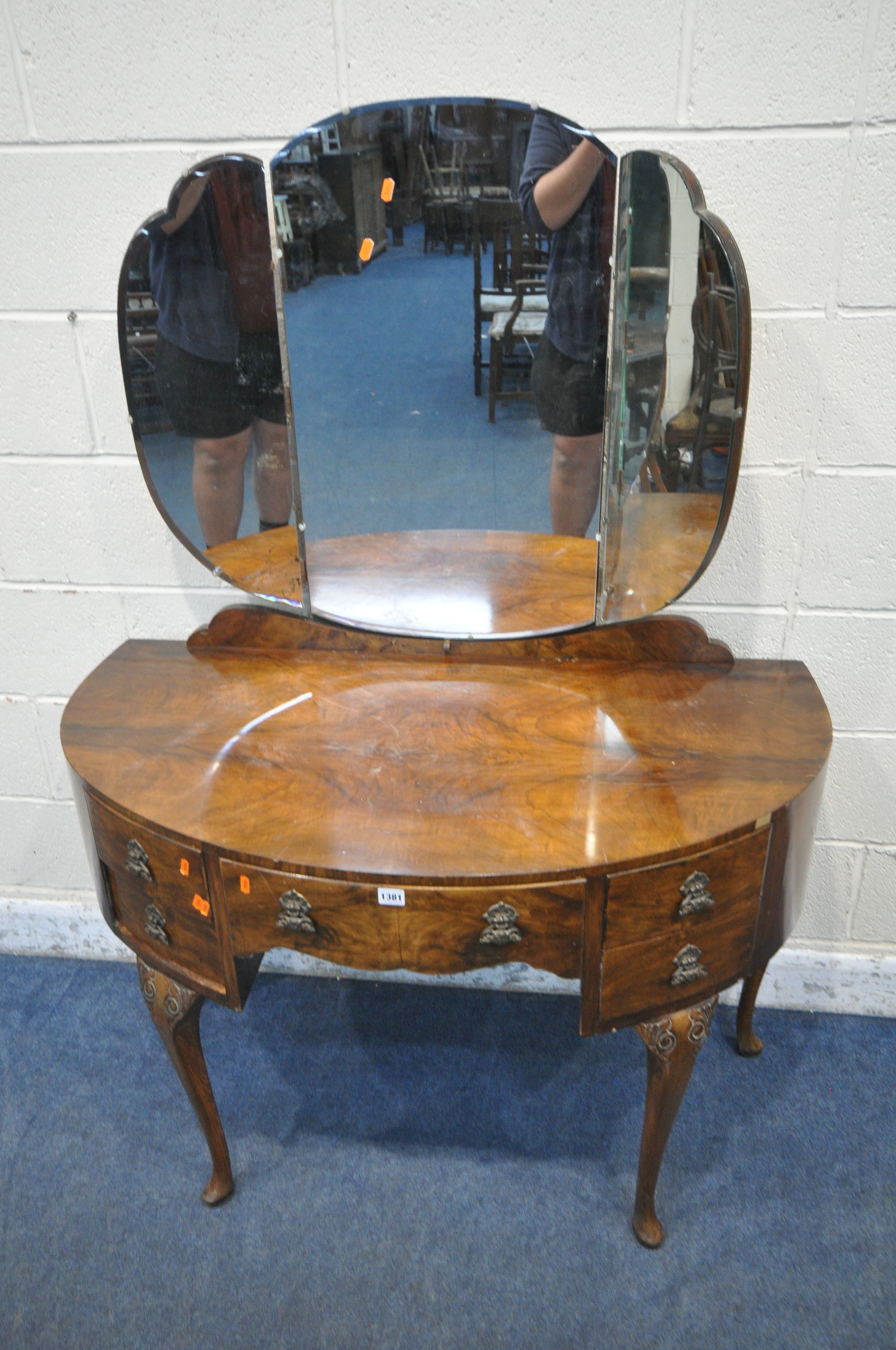 AN EARLY 20TH CENTURY MAHOGANY DEMI-LUNE DRESSING TABLE, with triple dressing mirror, fitted with