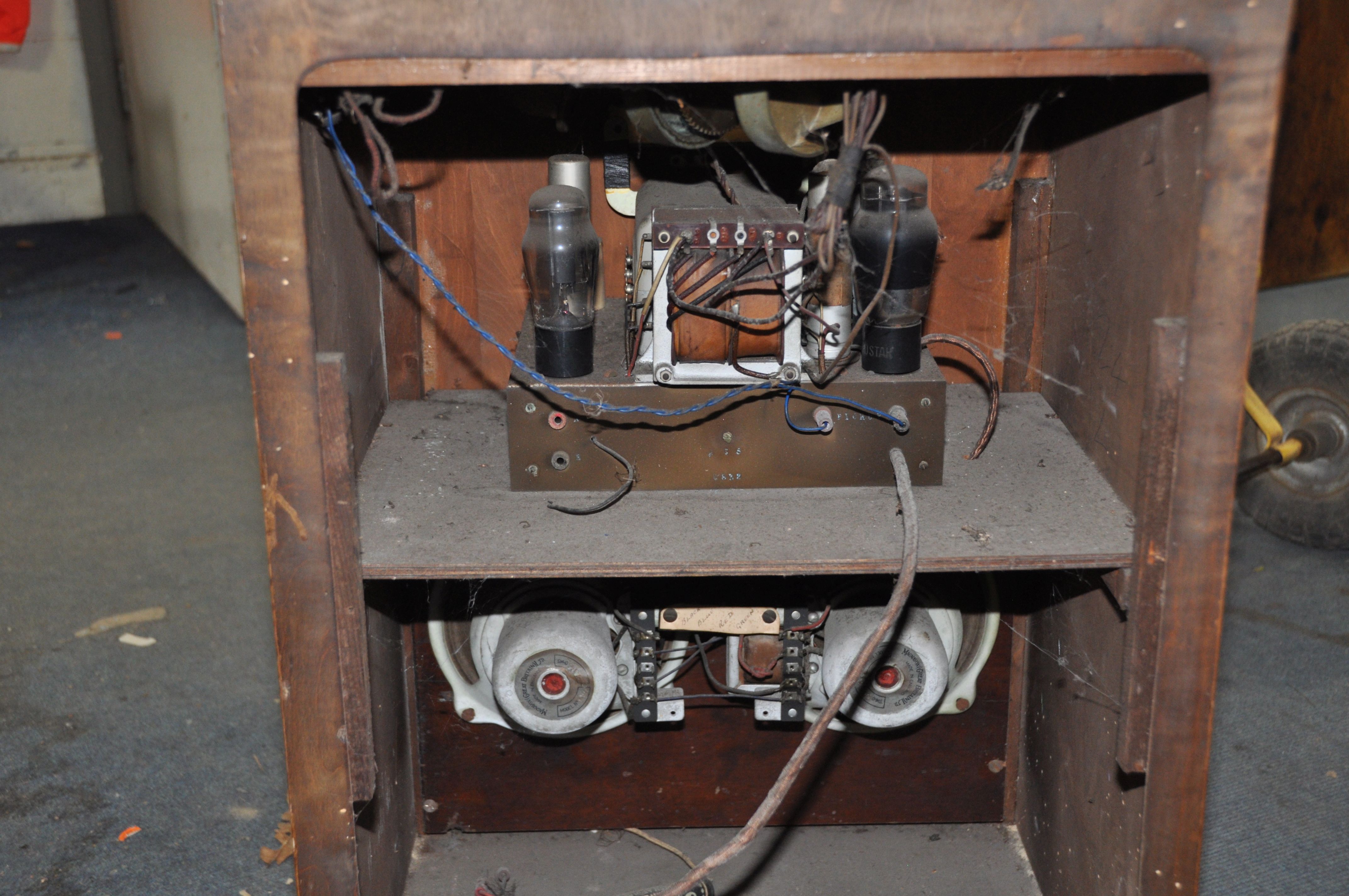 AN EARLY TO MID 20th CENTURY RADIOGRAM with a lidded walnut veneered cabinet, a Garrard 'Automatic - Image 4 of 4