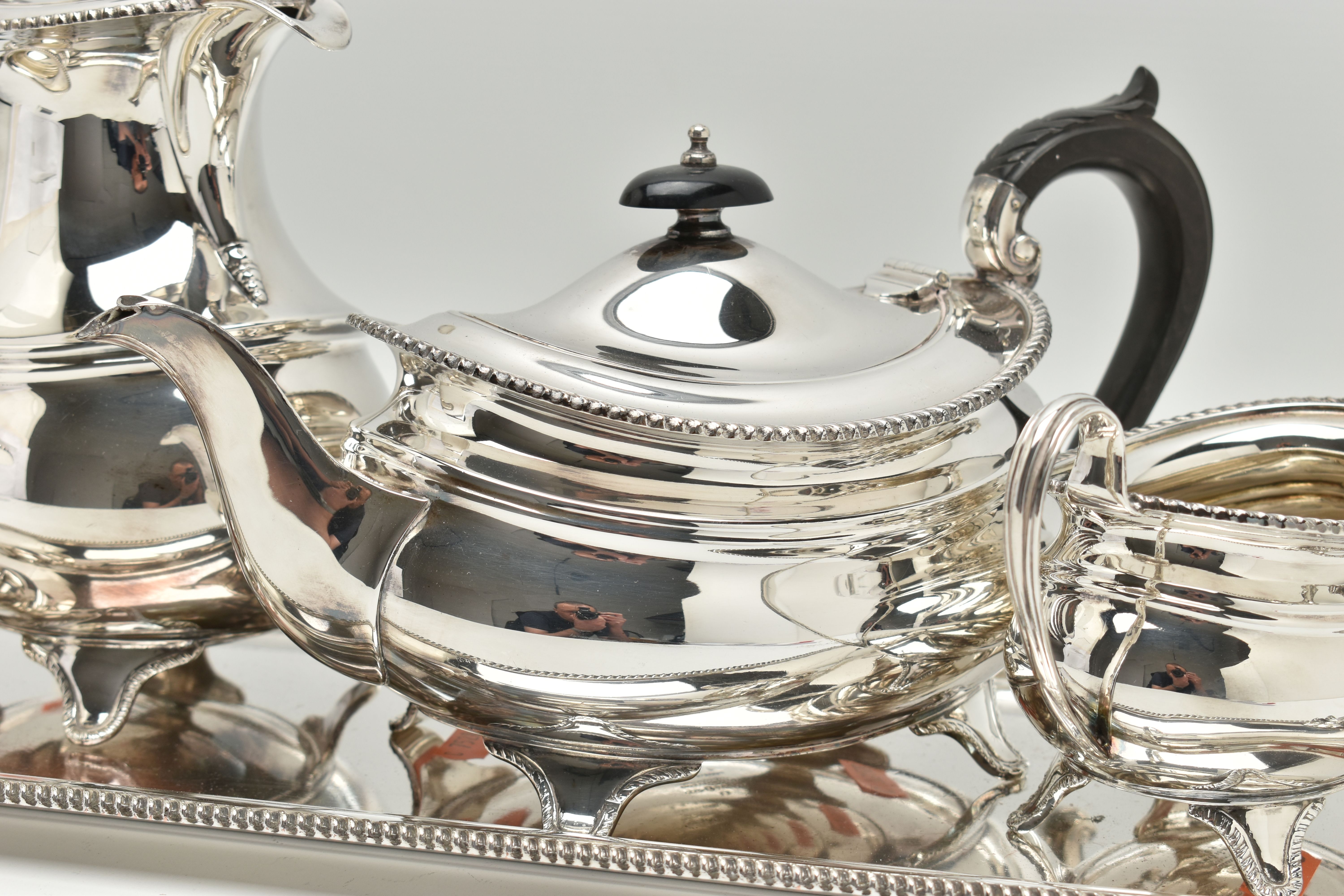 A FOUR PIECE SILVER PLATED TEA SET WITH TRAY, comprising of a polished teapot, coffee pot, sugar - Bild 3 aus 9