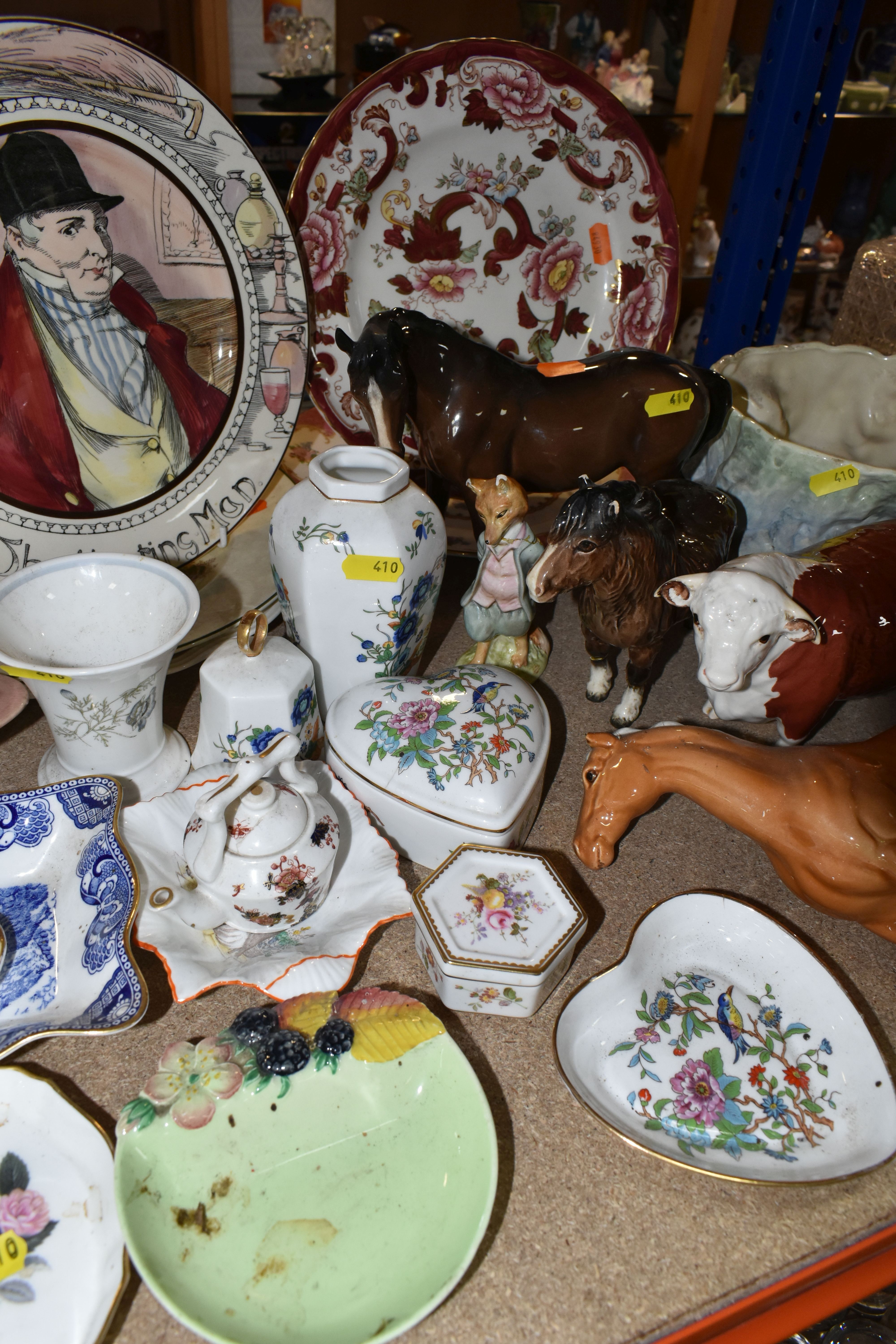A VARIETY OF ORNAMENTAL CERAMICS INCLUDING NAMED MANUFACTURERS SUCH AS BESWICK, ROYAL DOULTON, - Image 4 of 5