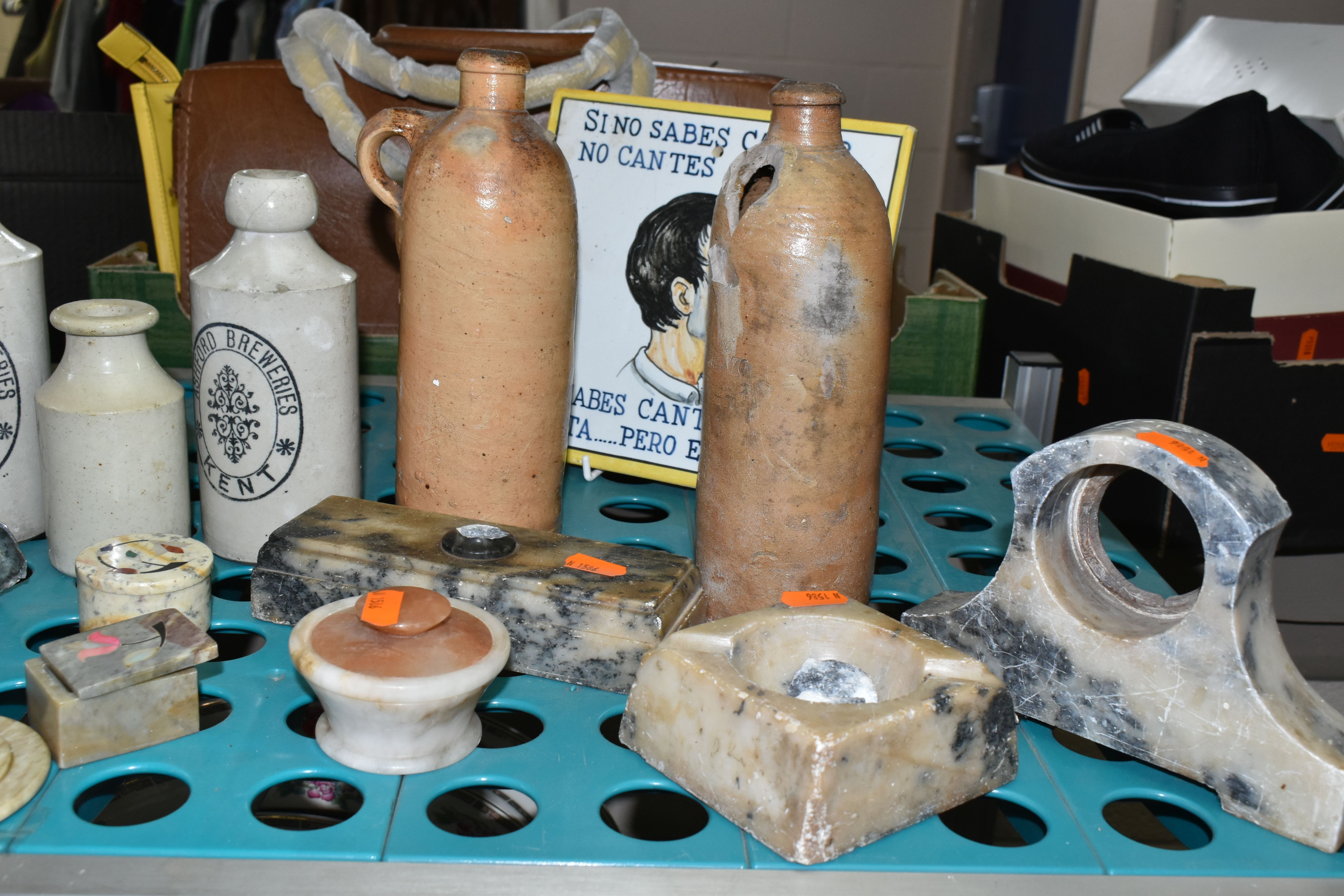 A GROUP OF EARLY 20TH CENTURY STONEWARE BOTTLES AND OTHER SUNDRIES, comprising four stoneware - Bild 2 aus 6