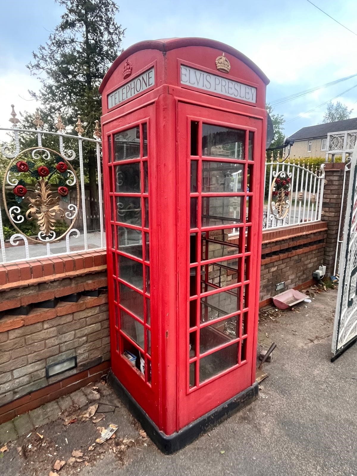 A RED K6 TELEPHONE BOX, the distinctive shape with a domed top, crown, and later fitted with Elvis - Bild 2 aus 11