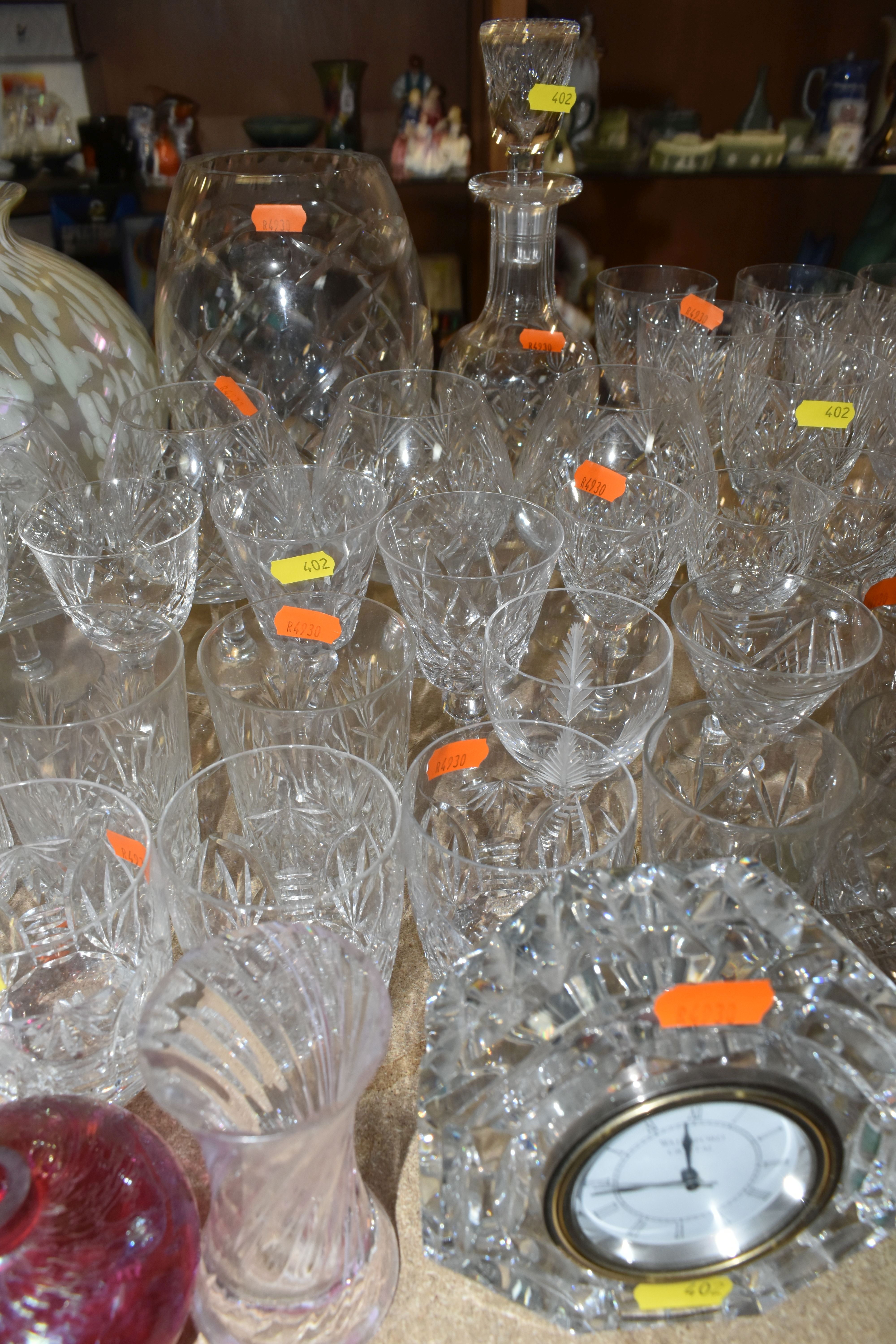 A LARGE SELECTION OF GLASSWARE INCLUDING A WATERFORD CRYSTAL CLOCK, TOGETHER WITH A VARIETY OF - Bild 5 aus 11