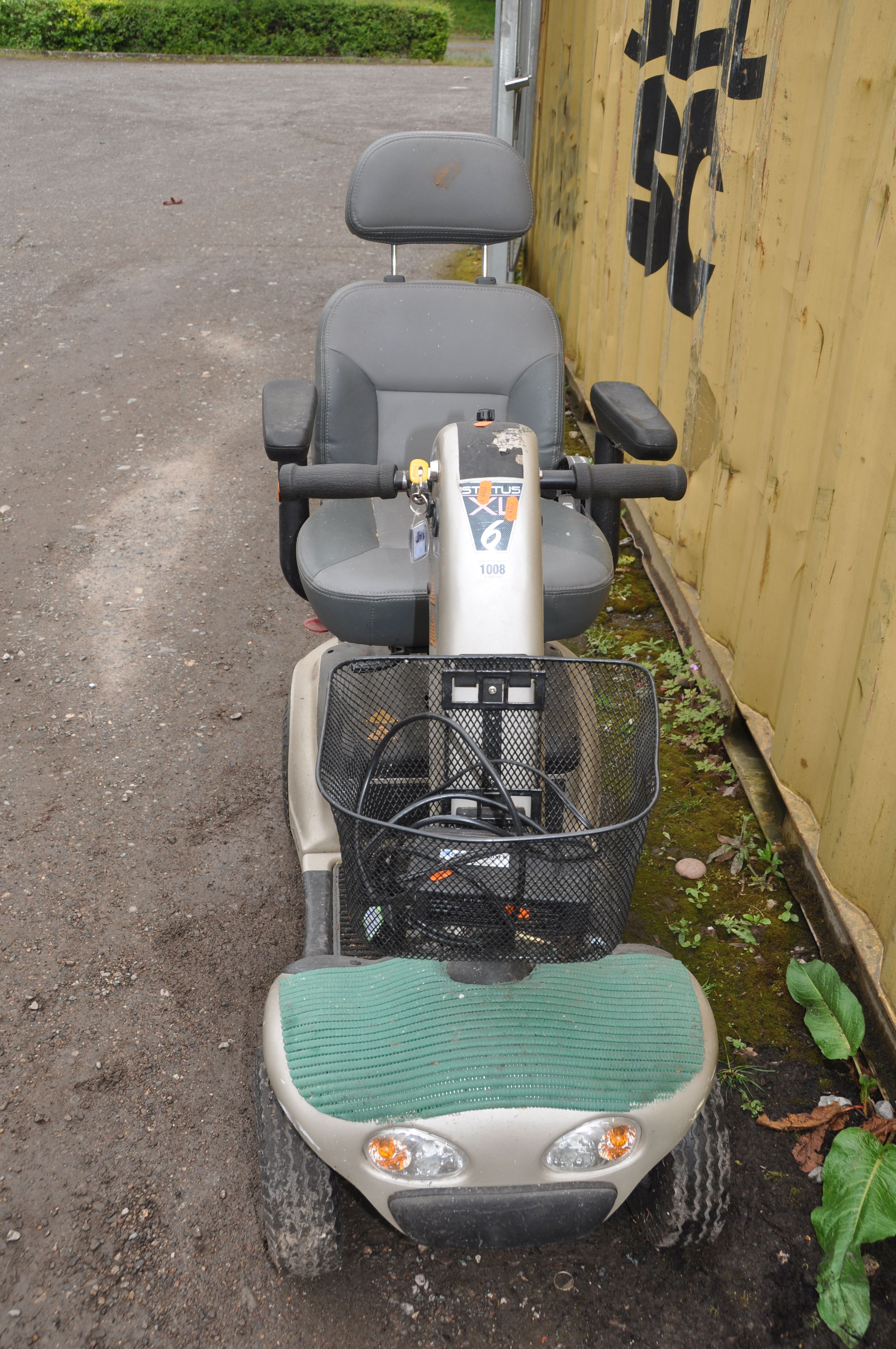 A STATUS XL6 MOBILITY SCOOTER with one key and charger (PAT pass and working - Image 4 of 4