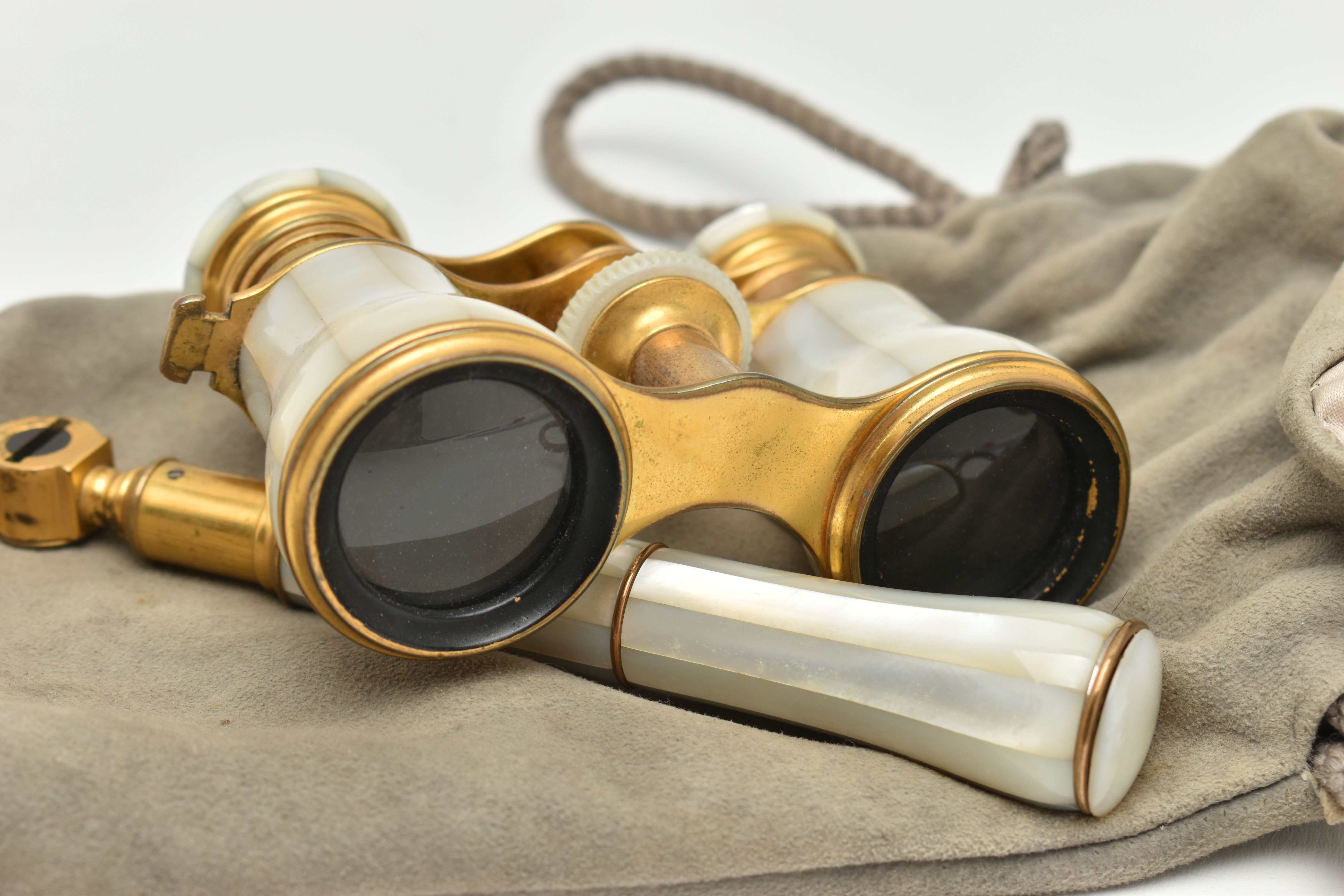 A PAIR OF BRASS AND MOTHER OF PEARL OPERA GLASSES, signed to the lens frames 'Lemaire Fabi Paris' - Bild 2 aus 4