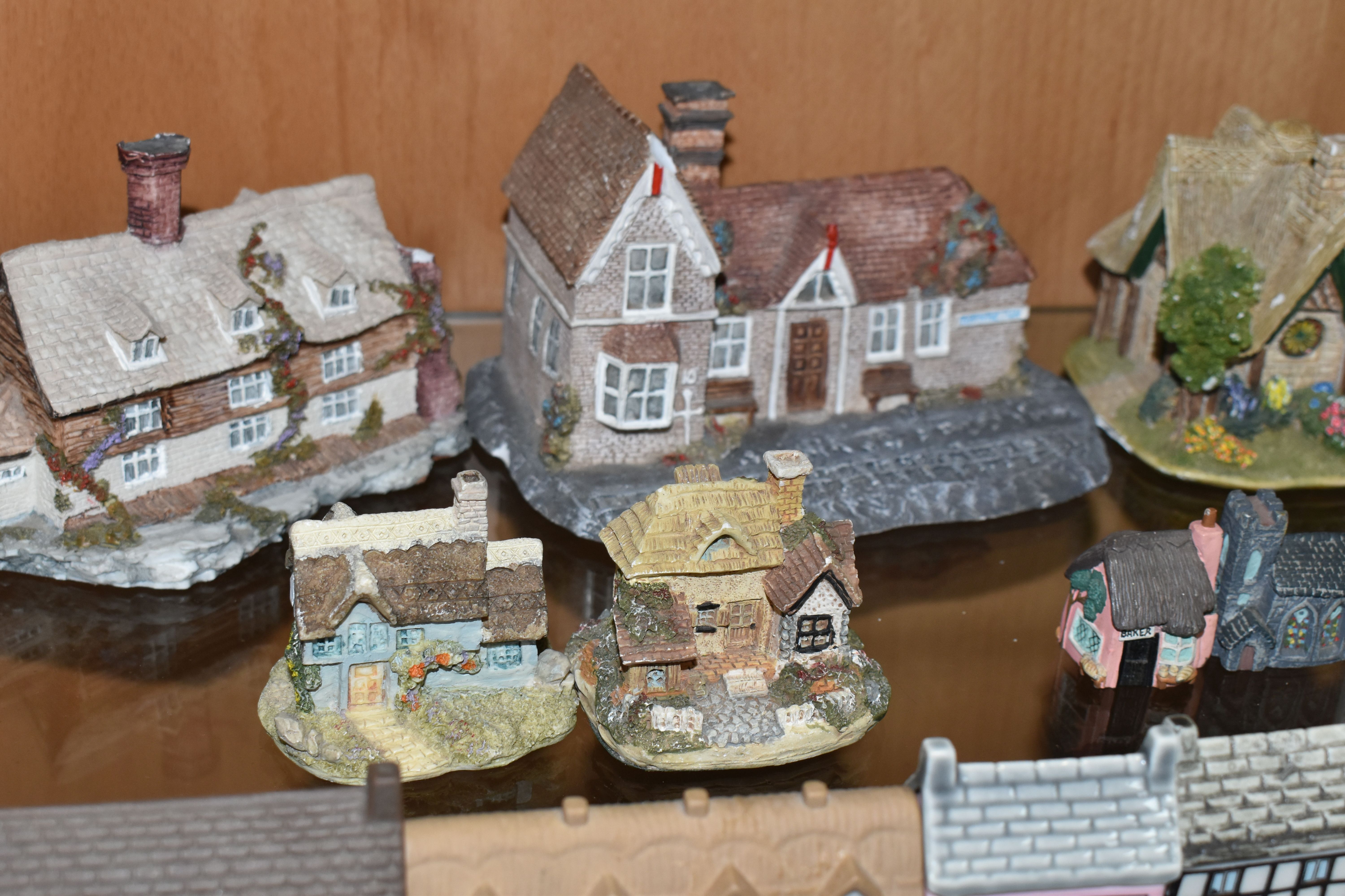 A LARGE QUANTITY OF WADE WHIMSEY- IN-THE- VALE HOUSES, comprising twenty seven Wade Whimsey-in -the- - Bild 9 aus 11