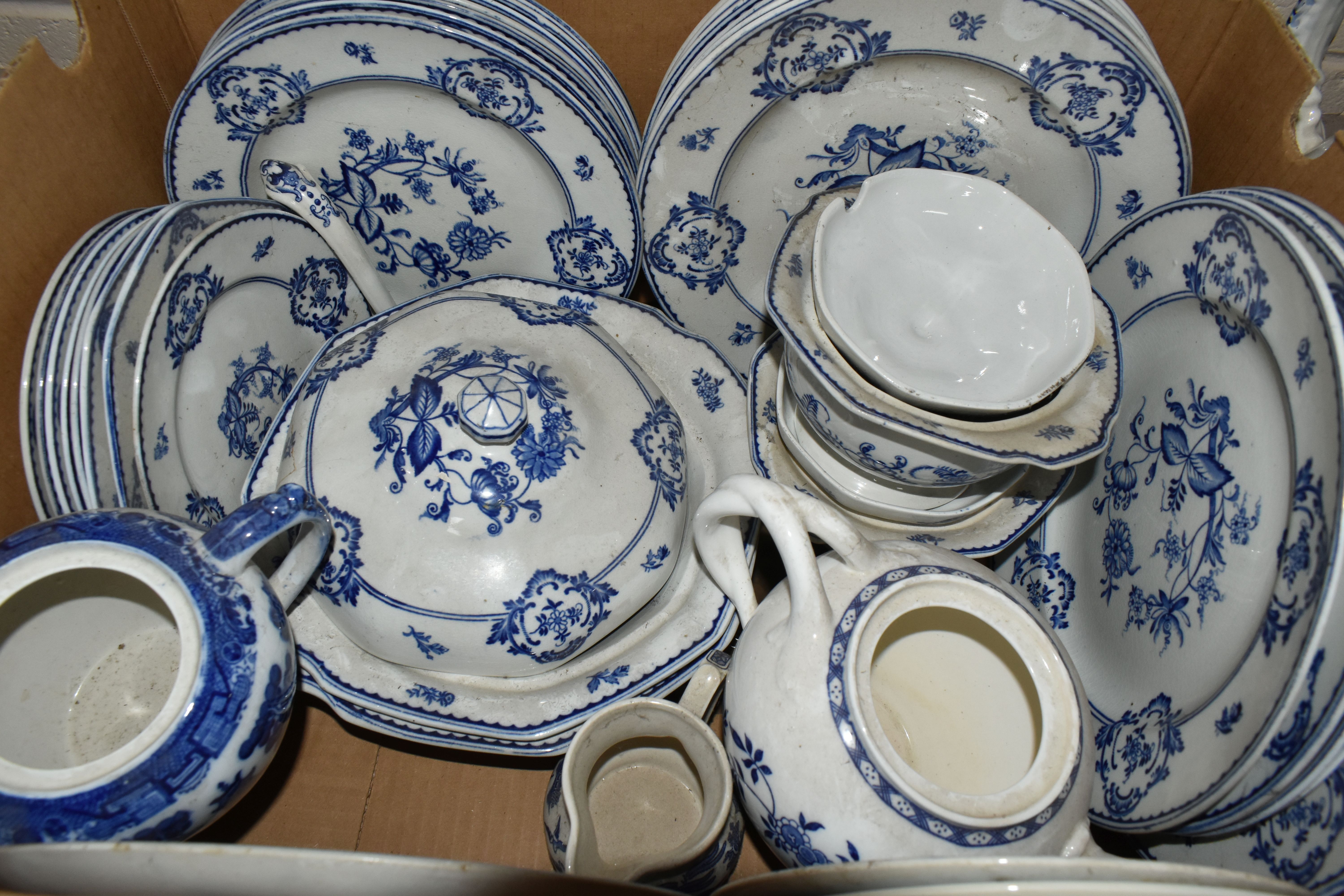 TWO BOXES AND LOOSE BLUE AND WHITE CERAMICS, to include a Minton Willow pattern biscuit barrel, a - Bild 7 aus 8