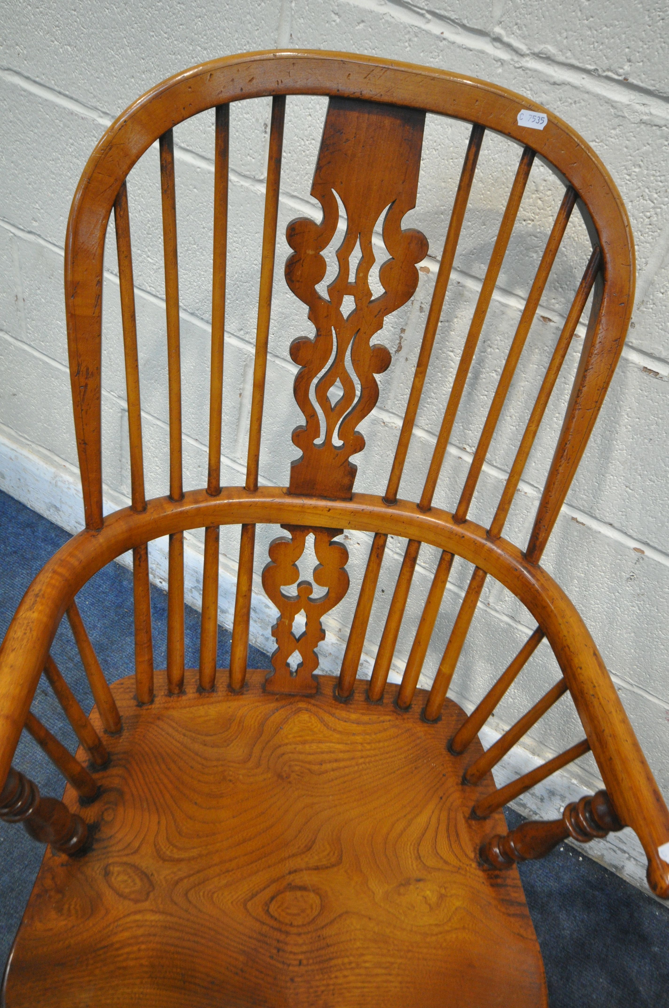 A PAIR OF GOOD QUALITY REPRODUCTION ELM SPLAT BACK WINDSOR ARMCHAIRS, with spindle supports, - Image 3 of 5