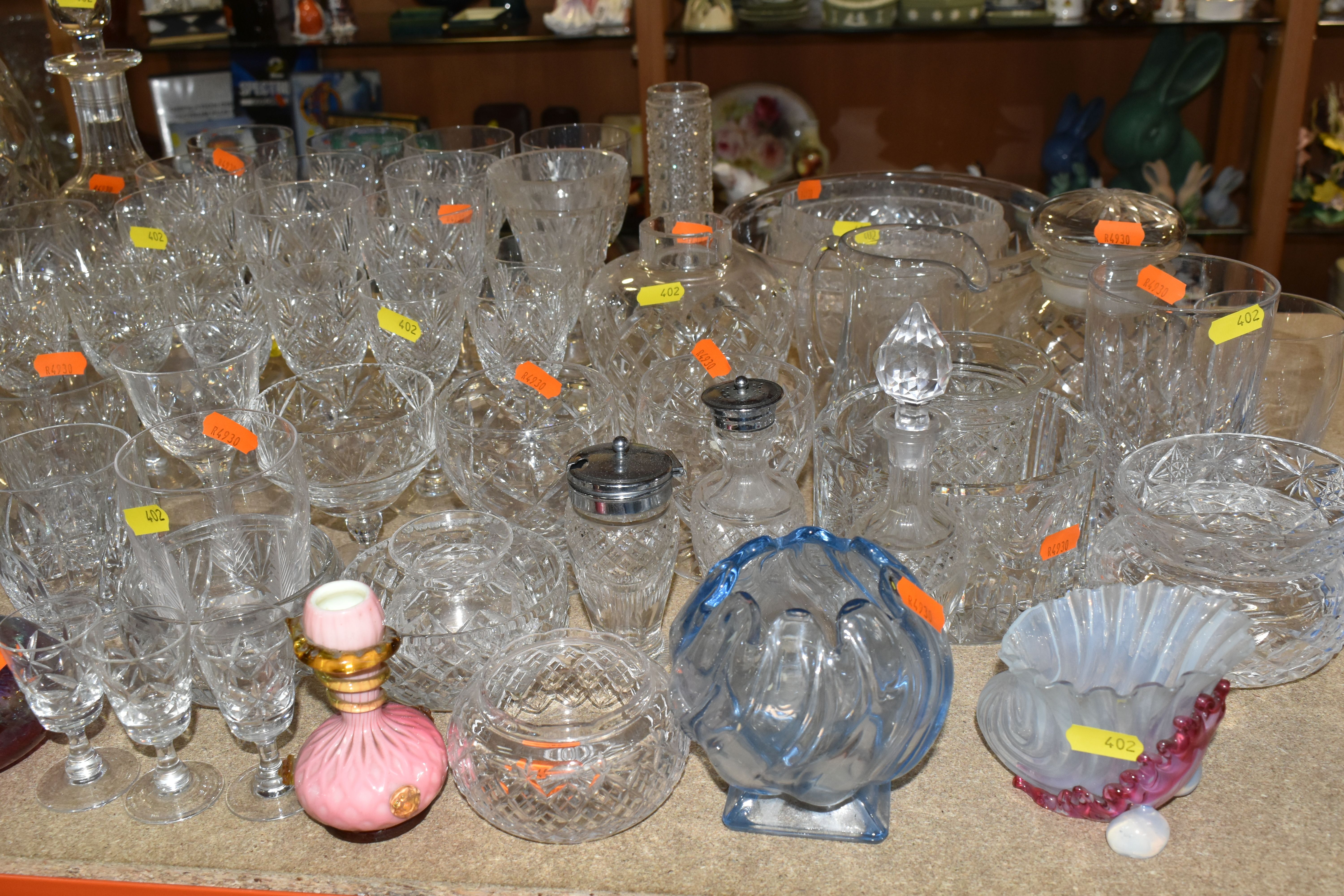 A LARGE SELECTION OF GLASSWARE INCLUDING A WATERFORD CRYSTAL CLOCK, TOGETHER WITH A VARIETY OF - Bild 2 aus 11