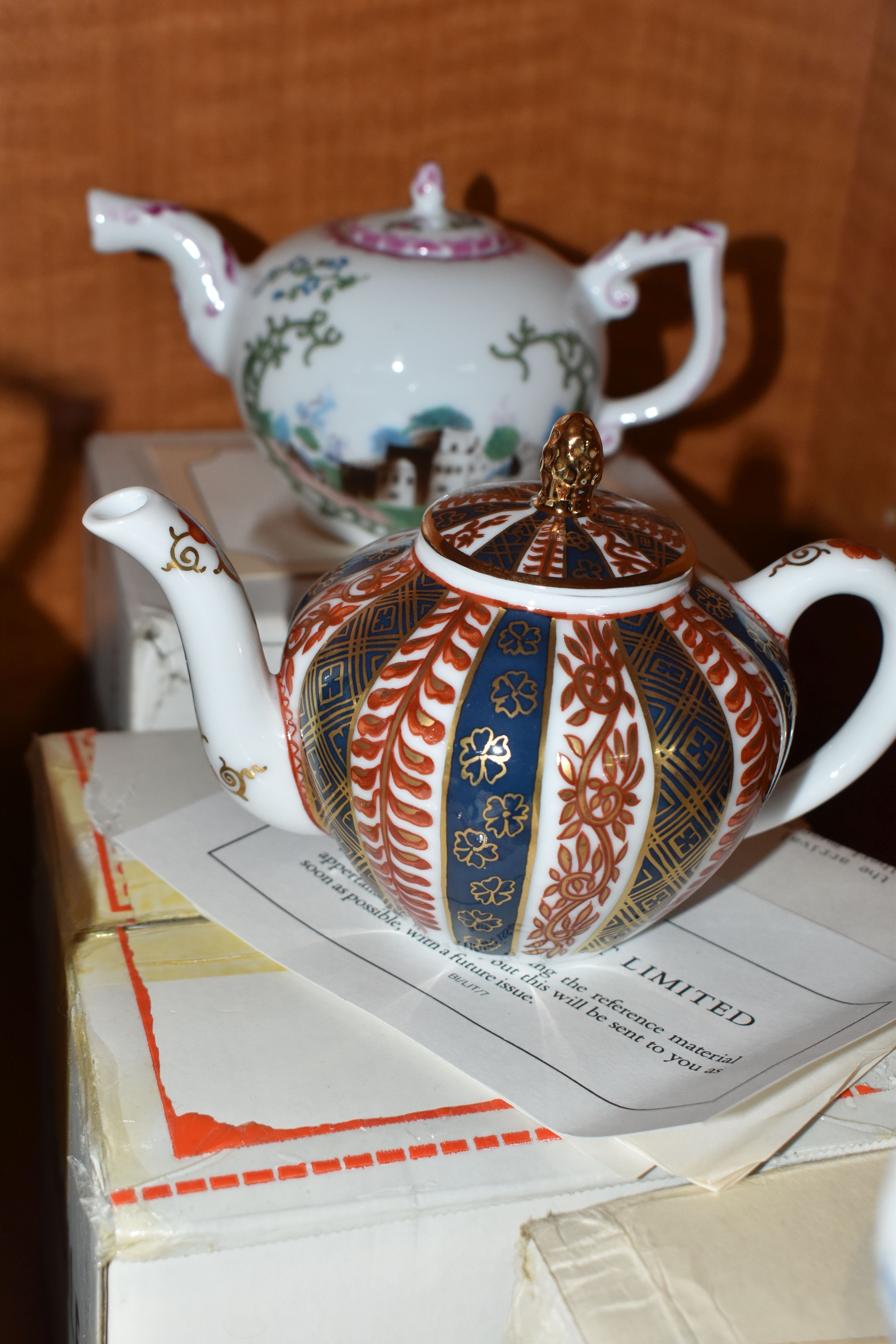 A COLLECTION OF TWELVE BOXED FRANKLIN MINT 'THE VICTORIA & ALBERT MUSEUM PORCELAIN TEAPOT - Image 10 of 17