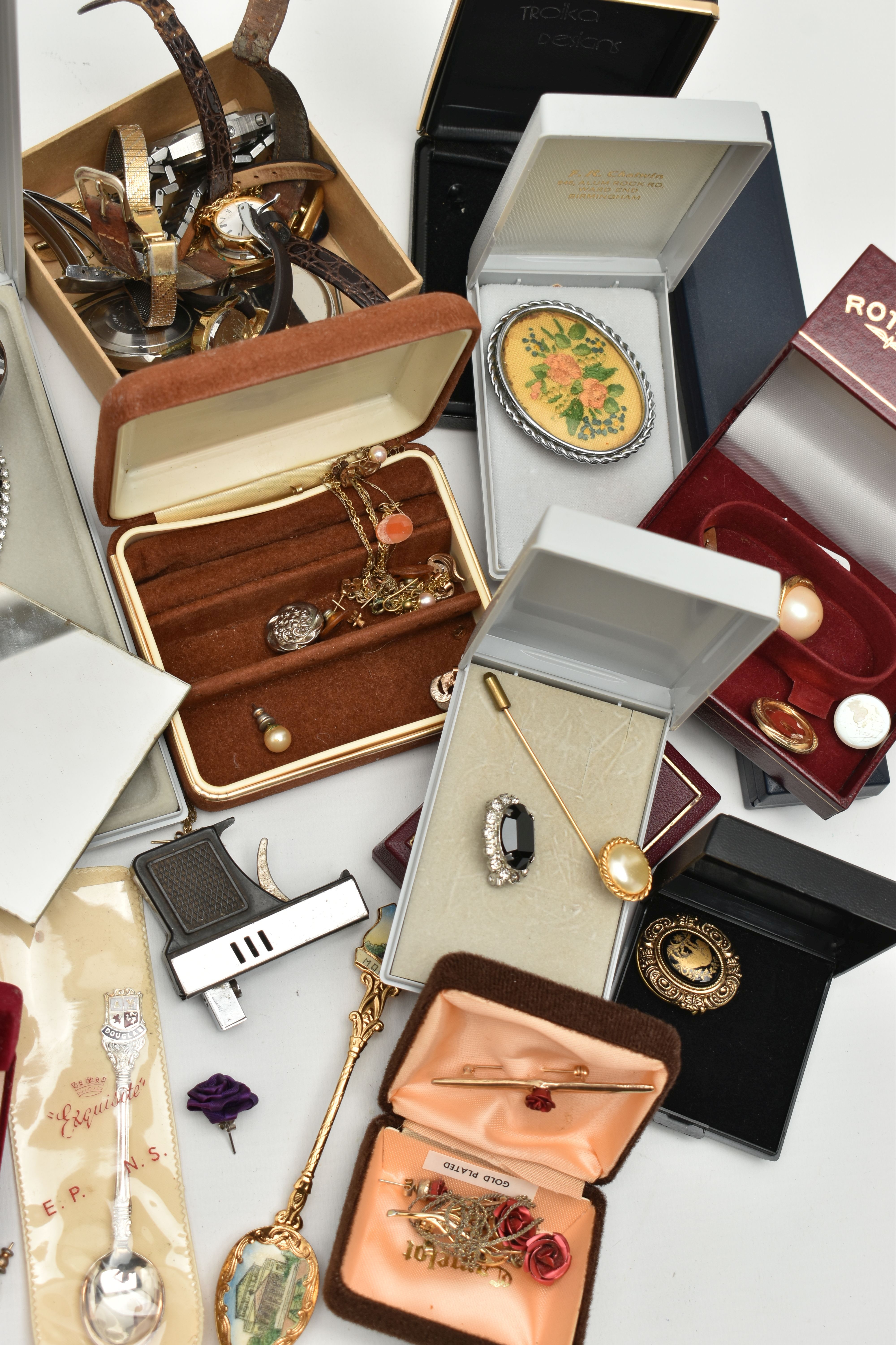 A BOX OF ASSORTED JEWELLERY AND WATCHES, to include a pair of 'Monet' stud earrings, a pair of ' - Image 4 of 5