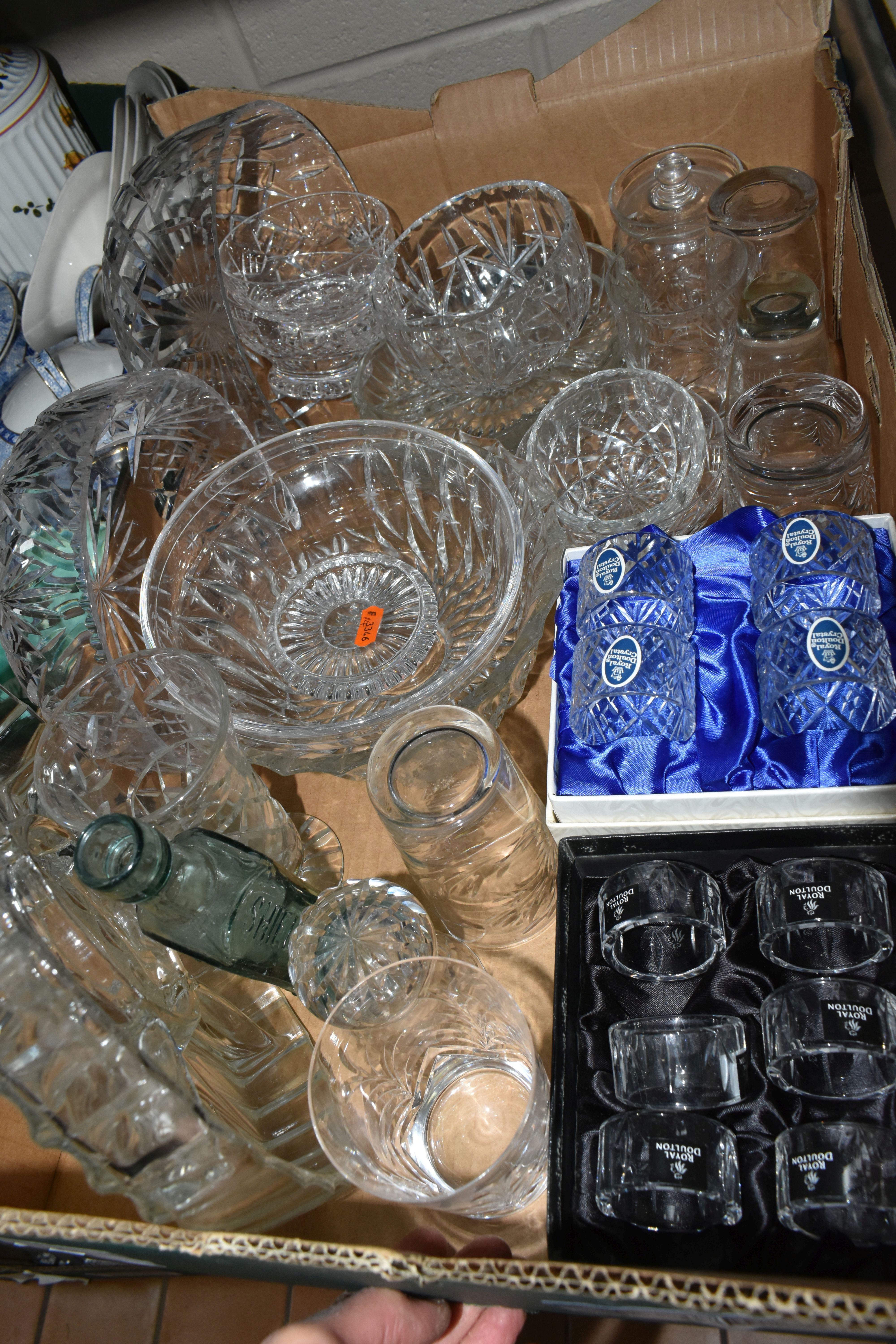 SIX BOXES AND LOOSE CERAMICS AND DINNERWARE, to include a Maddock 'Indian Tree' pattern dinner - Bild 4 aus 9